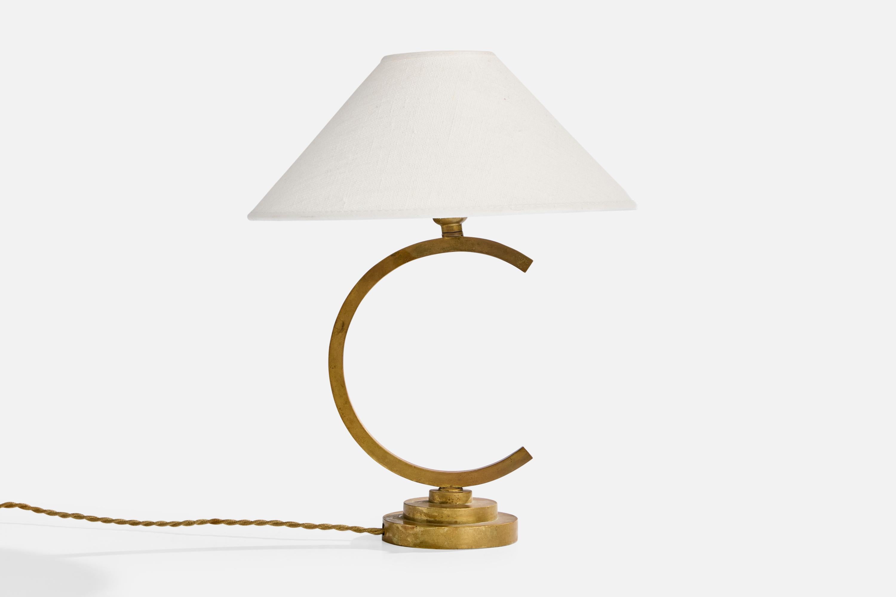 Tischlampe aus Messing, entworfen und hergestellt in Frankreich, ca. 1950er Jahre.

Oxidation vorhanden, um Messing im Einklang mit Alter und Nutzung

Abmessungen des Schirms (Zoll): 2,75