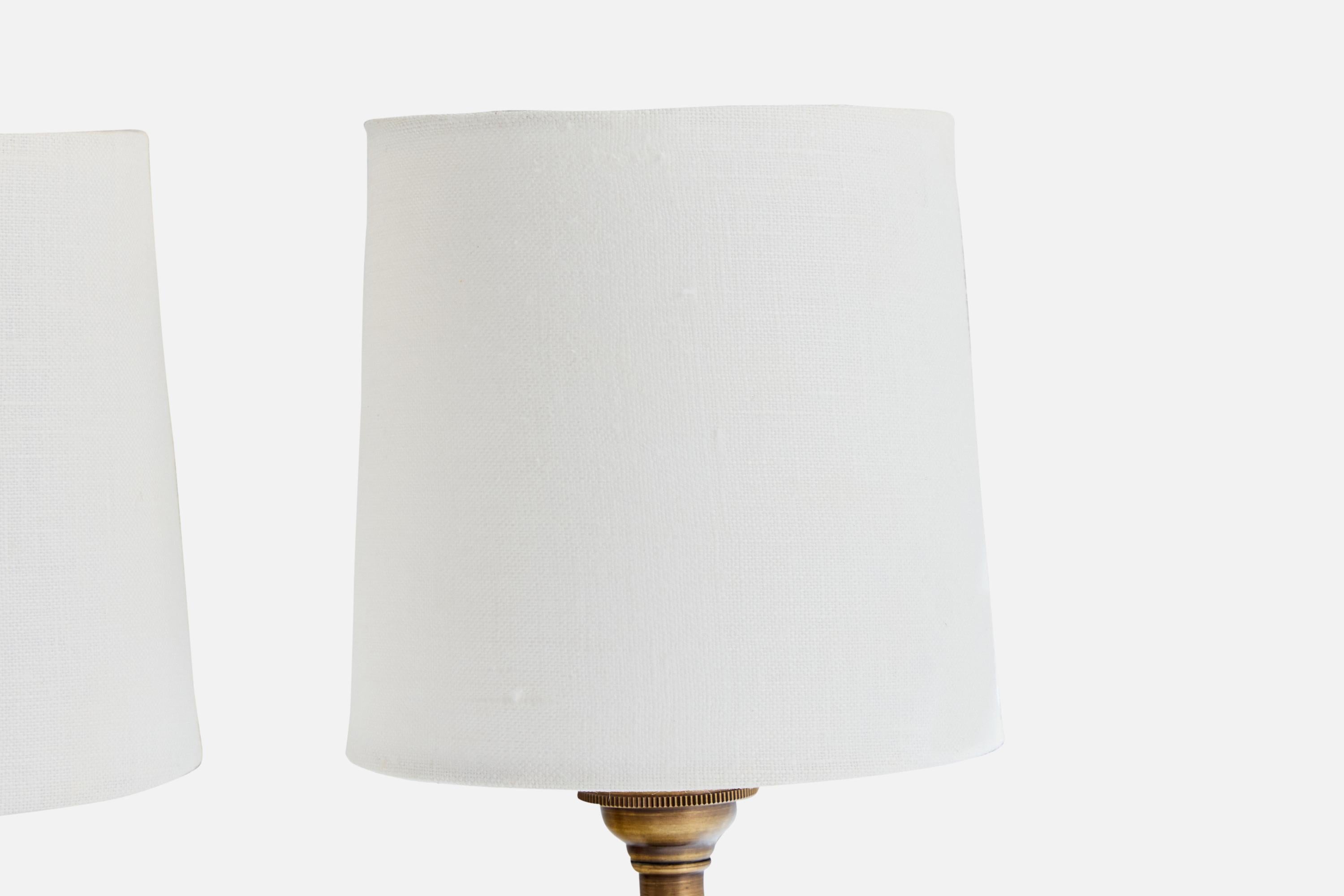 Français Lampe de table de designer français, laiton, verre, tissu, France, années 1940 en vente