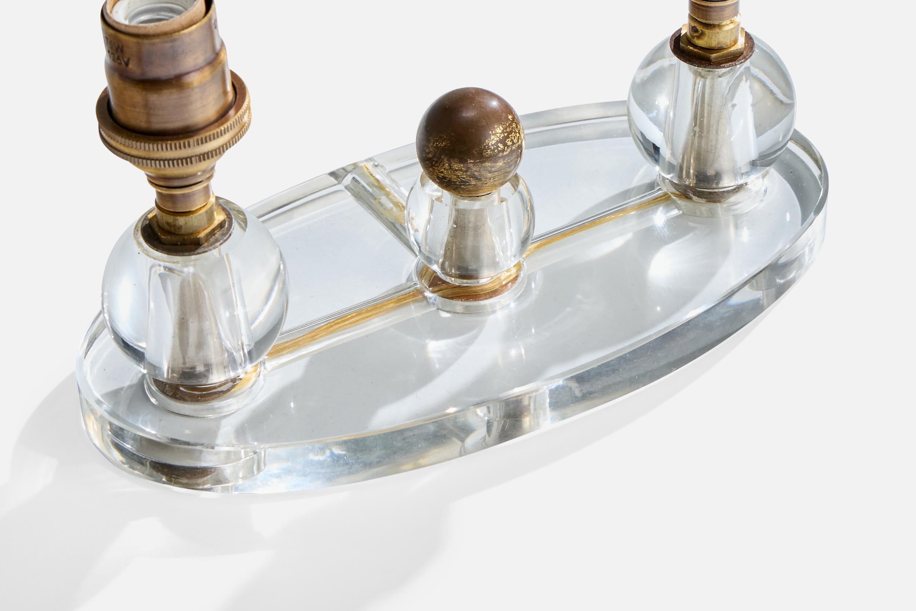 Milieu du XXe siècle Lampe de table de designer français, laiton, verre, tissu, France, années 1940 en vente