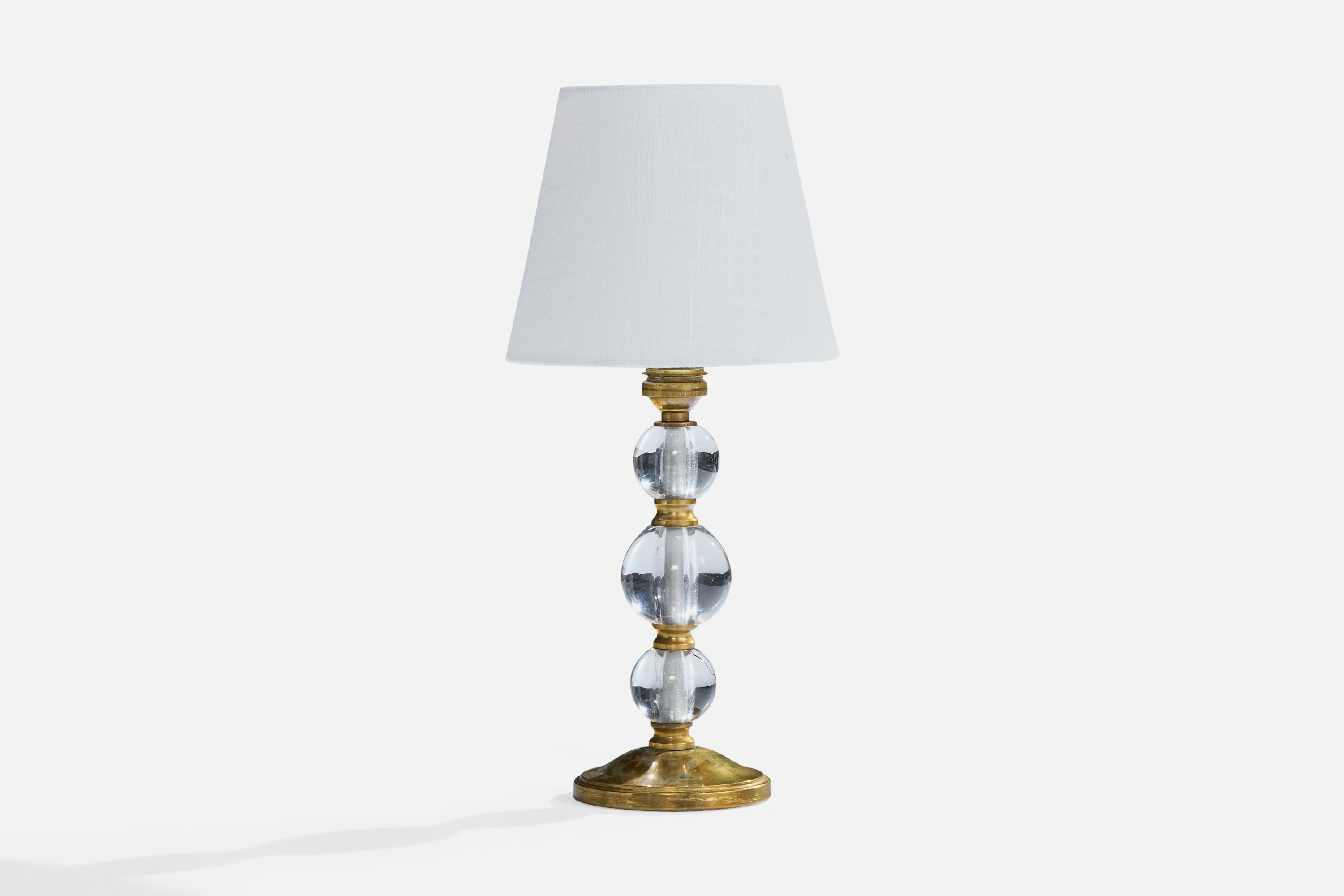 Lampe de table en laiton, verre et tissu blanc, conçue et produite en France, C.C. 1950.

Dimensions de la lampe avec abat-jour (pouces) : 13.0 