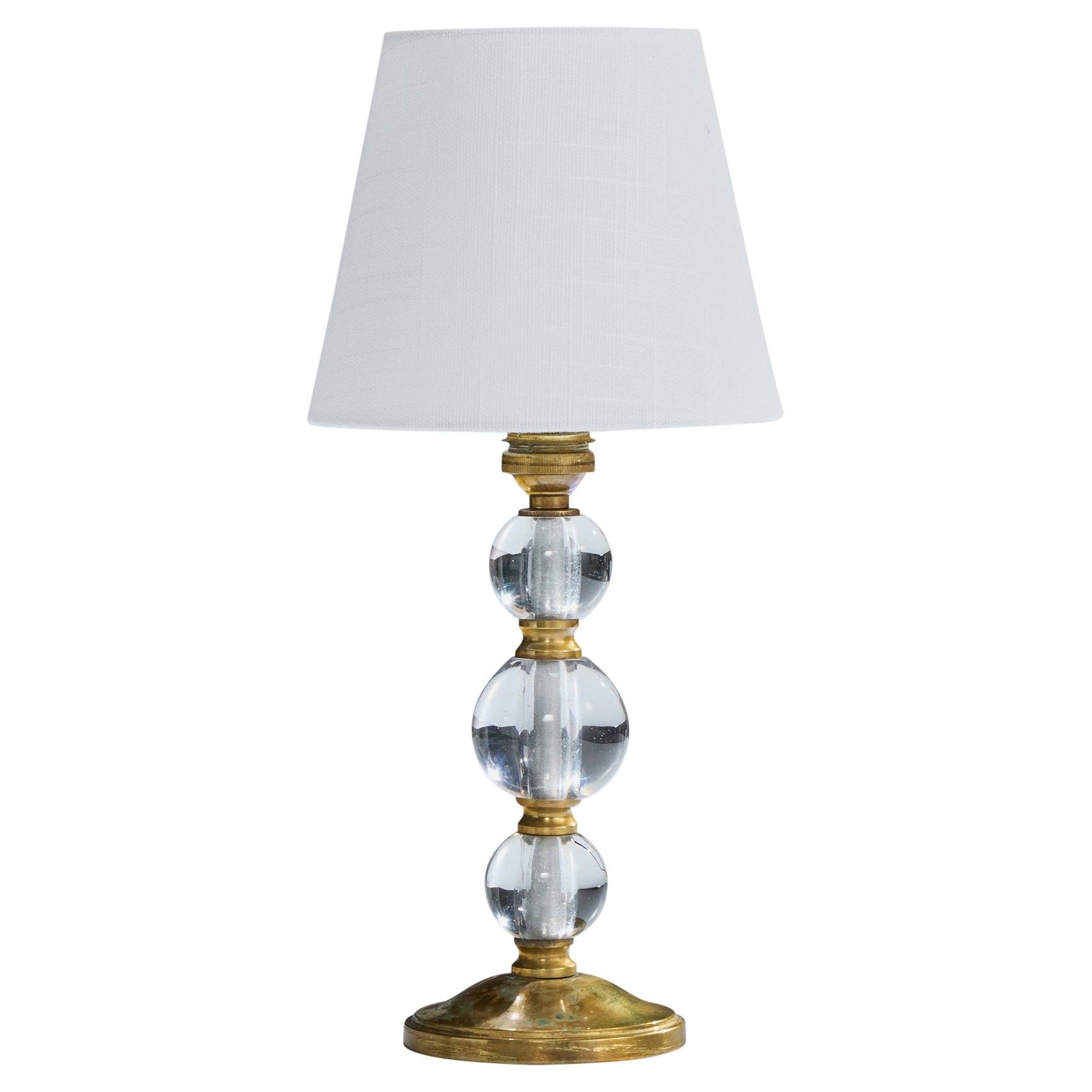 Diseñador francés, lámpara de mesa, latón, cristal, tela, Francia, años 1950