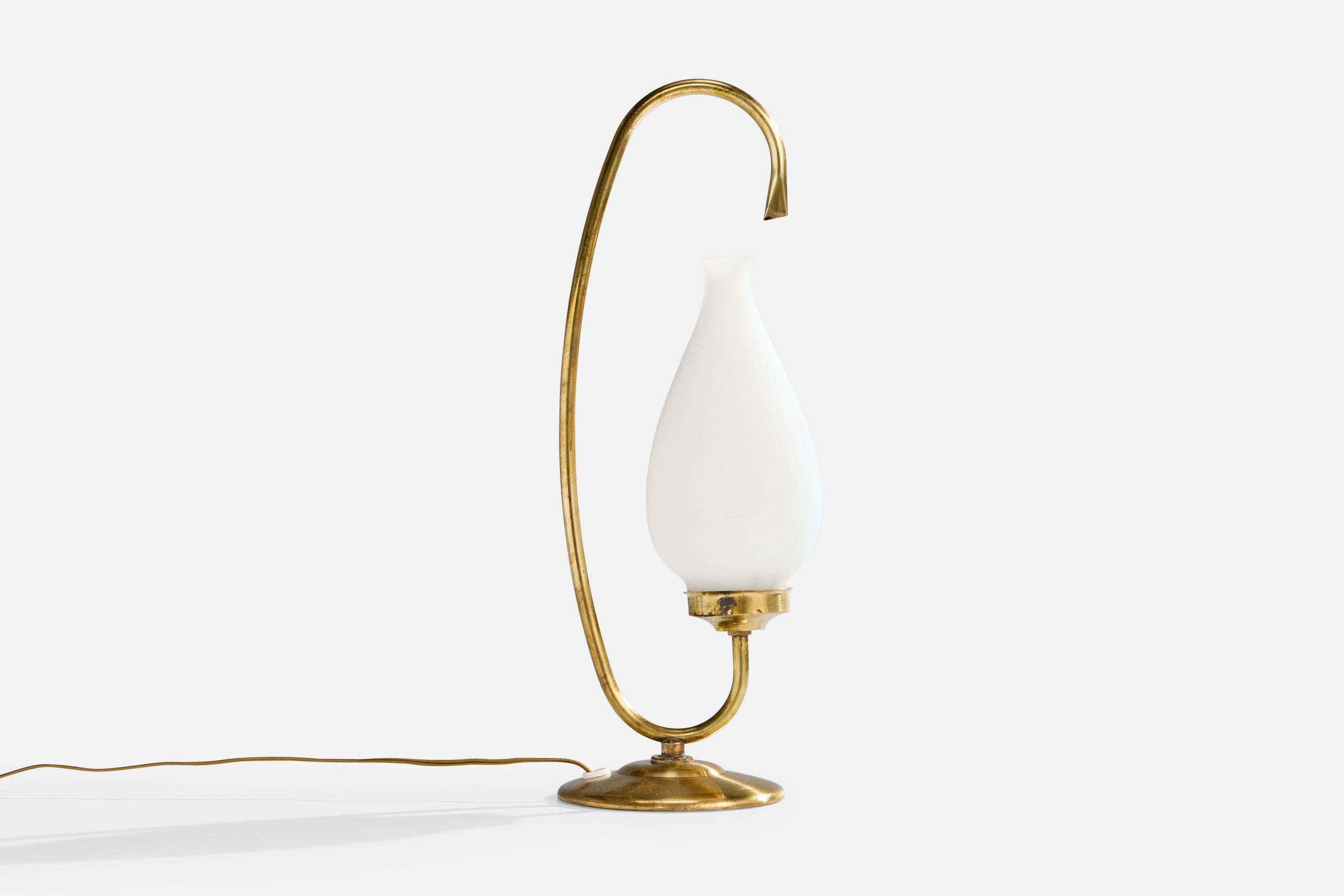 Lampe de table en laiton et verre opalin blanc, conçue et produite en France, C.1950.

Présence d'oxydation sur le laiton

Usure correspondant à l'âge et à l'usage.

Dimensions de la lampe (pouces) : 13.0 