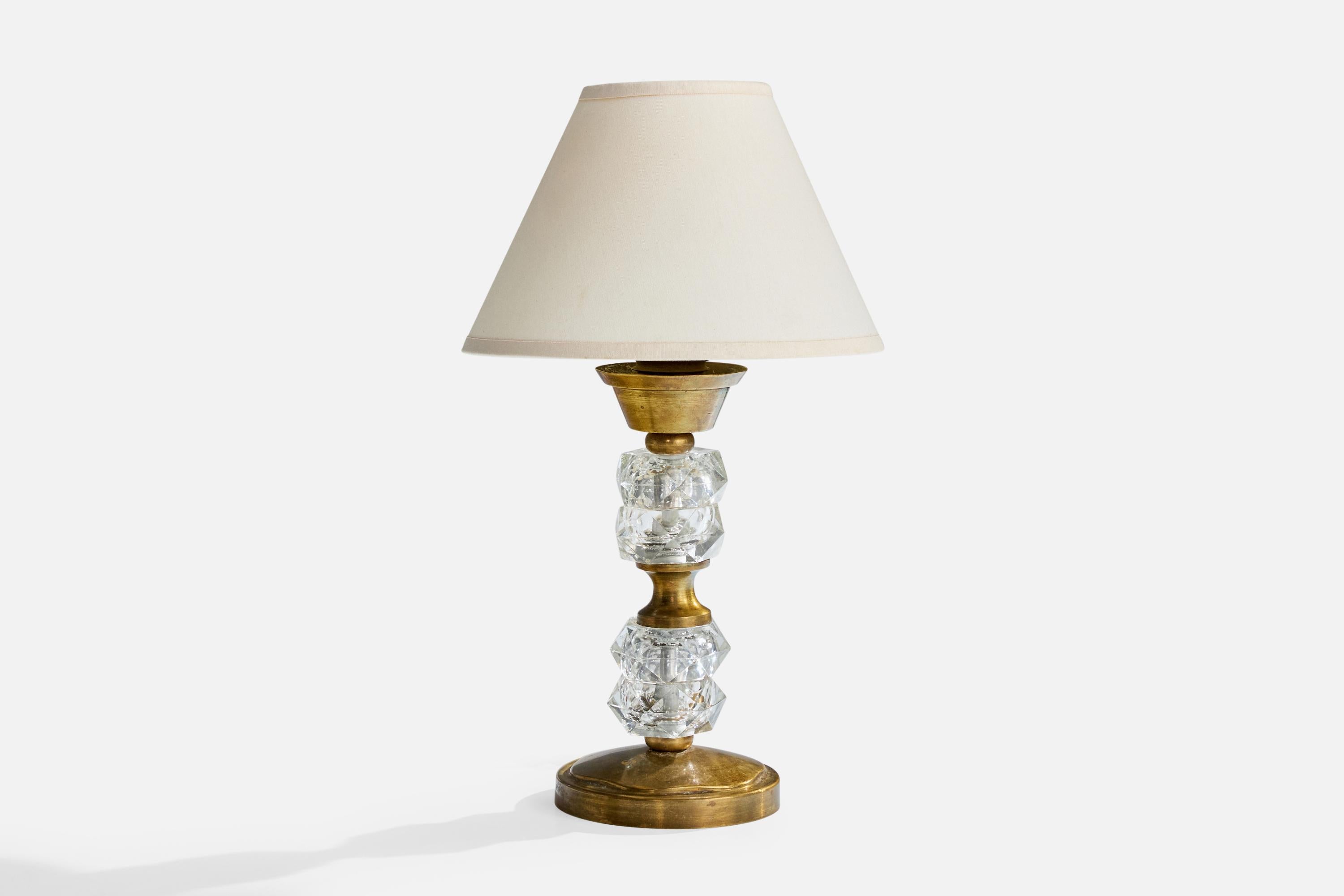 Lámpara de sobremesa de latón y cristal, diseñada y fabricada en Francia, c. 1950.

Oxidación presente en el latón

Desgaste propio de la edad y el uso

Dimensiones de la pantalla (pulgadas): 3 Diámetro superior x 6,5