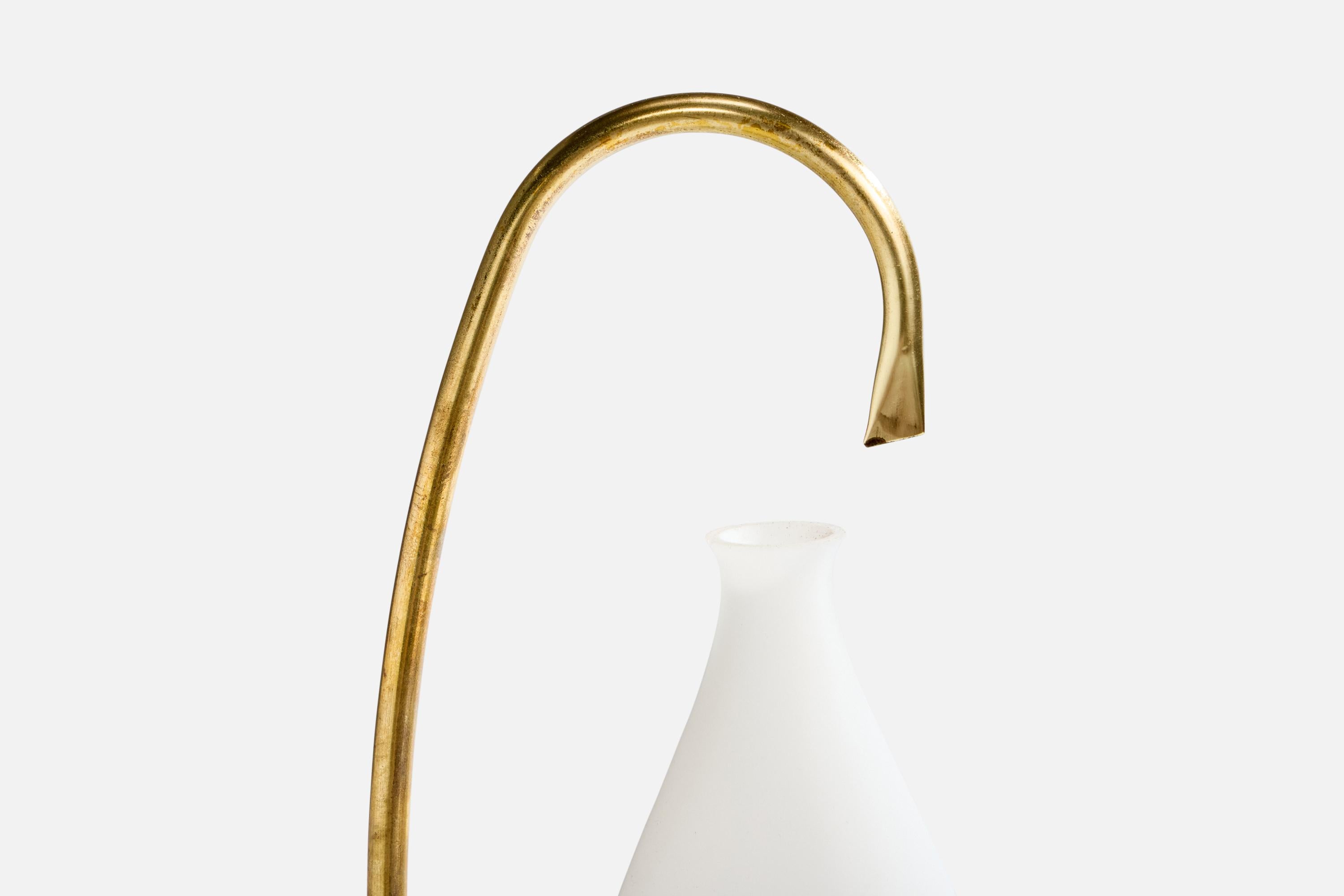 Français Designer français, lampe de bureau, laiton, verre, France, années 1950 en vente