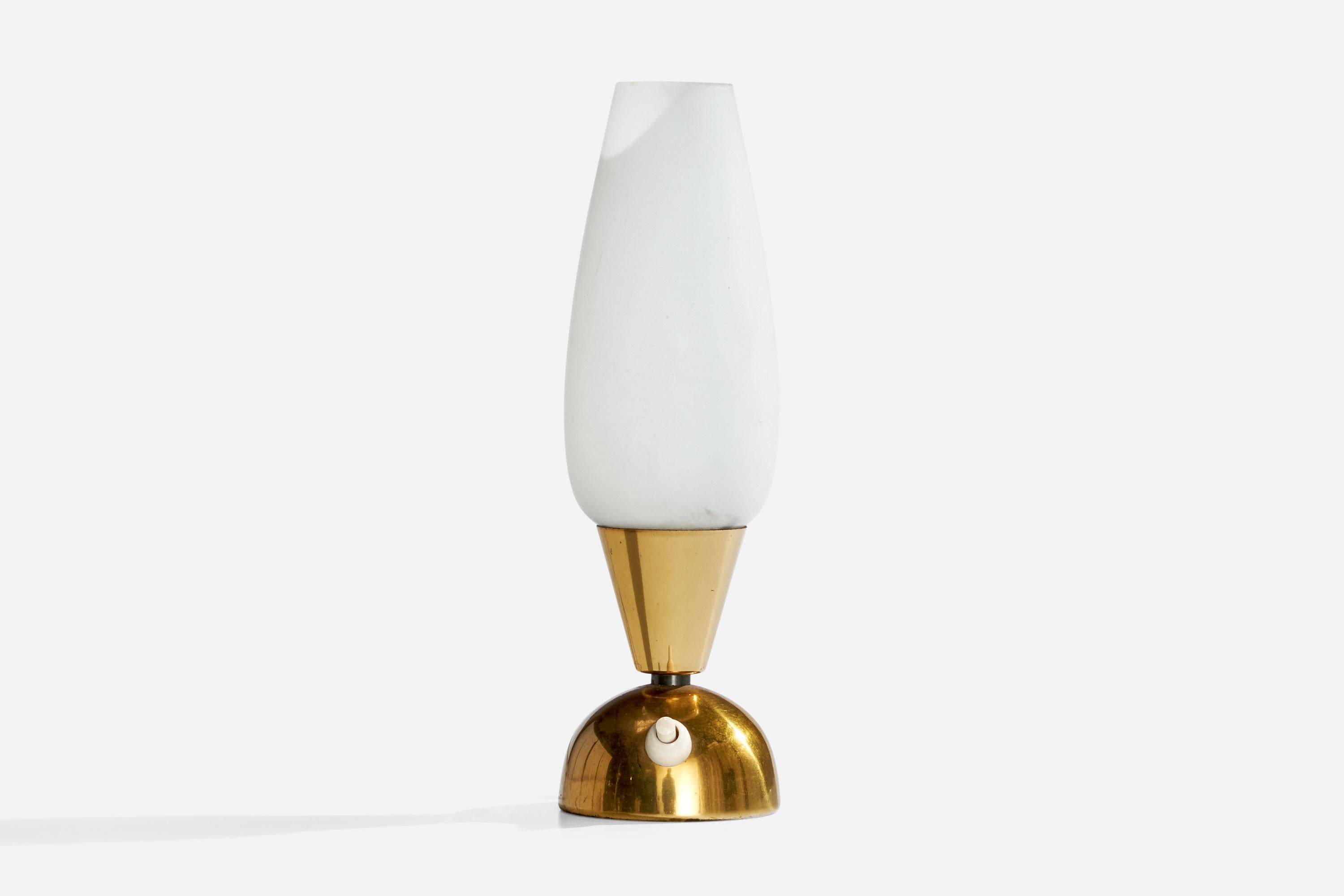 Pequeña lámpara de sobremesa de latón y cristal opalino blanco, diseñada y fabricada en Francia, c. 1960.

Dimensiones de la lámpara con pantalla (pulgadas): 9,25