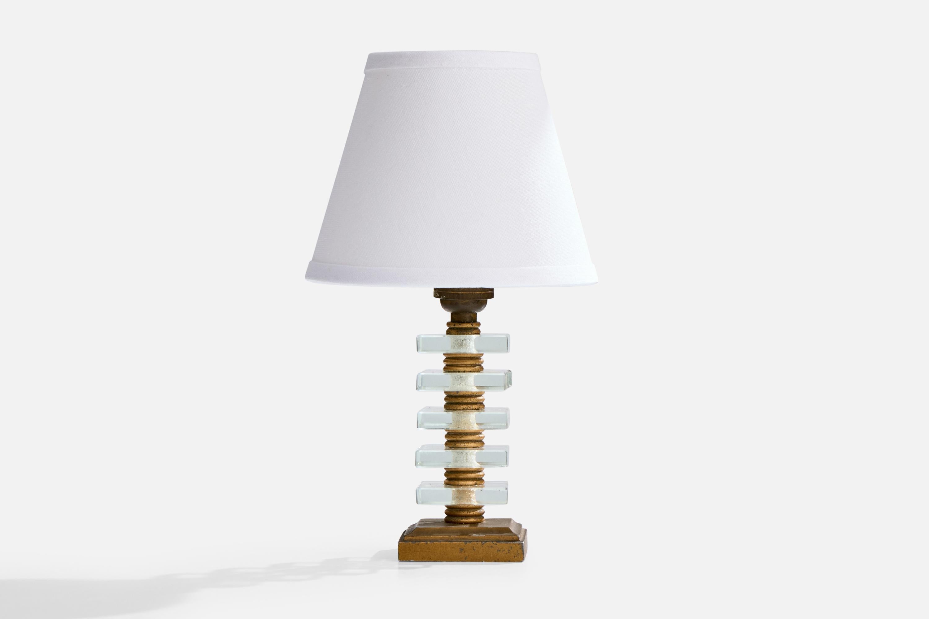 Tischlampe aus Messing, goldlackiertem Metall und Glas, entworfen und hergestellt in Frankreich, ca. 1950er Jahre.

Abmessungen der Lampe (Zoll): 6.1 