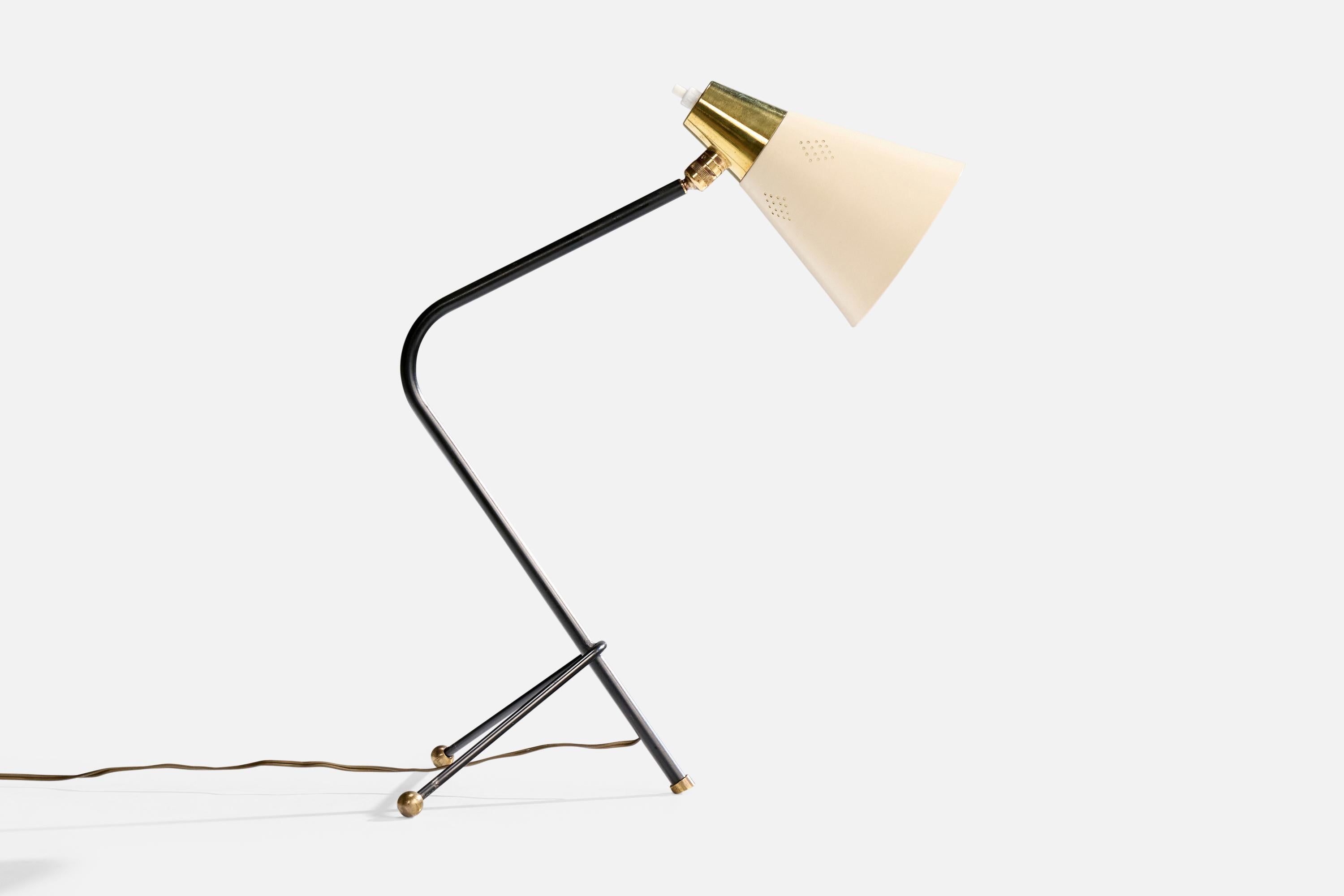 Lampada da tavolo regolabile in ottone, metallo laccato bianco e nero, probabilmente progettata e prodotta in Francia, negli anni '50 circa.

Ossidazione presente nell'ottone

Leggera perdita di lacca nera sul metallo

Usura coerente con l'età e