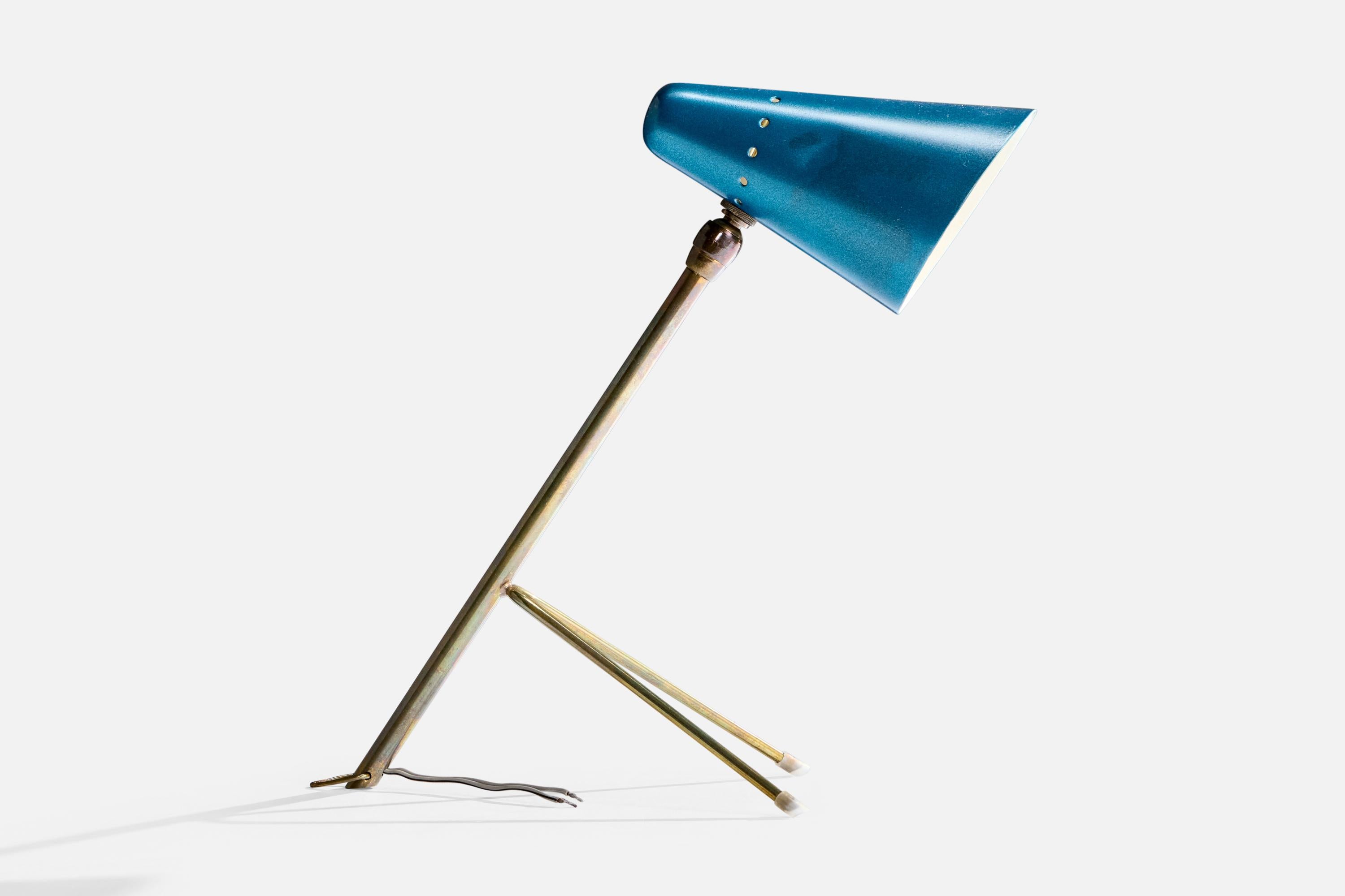 Lampada da tavolo regolabile in ottone e metallo laccato blu, progettata e prodotta in Francia, anni '50 circa.

Leggero scolorimento presente sulla lacca blu del paralume in metallo

È presente una leggera ammaccatura sul paralume in metallo

Usura