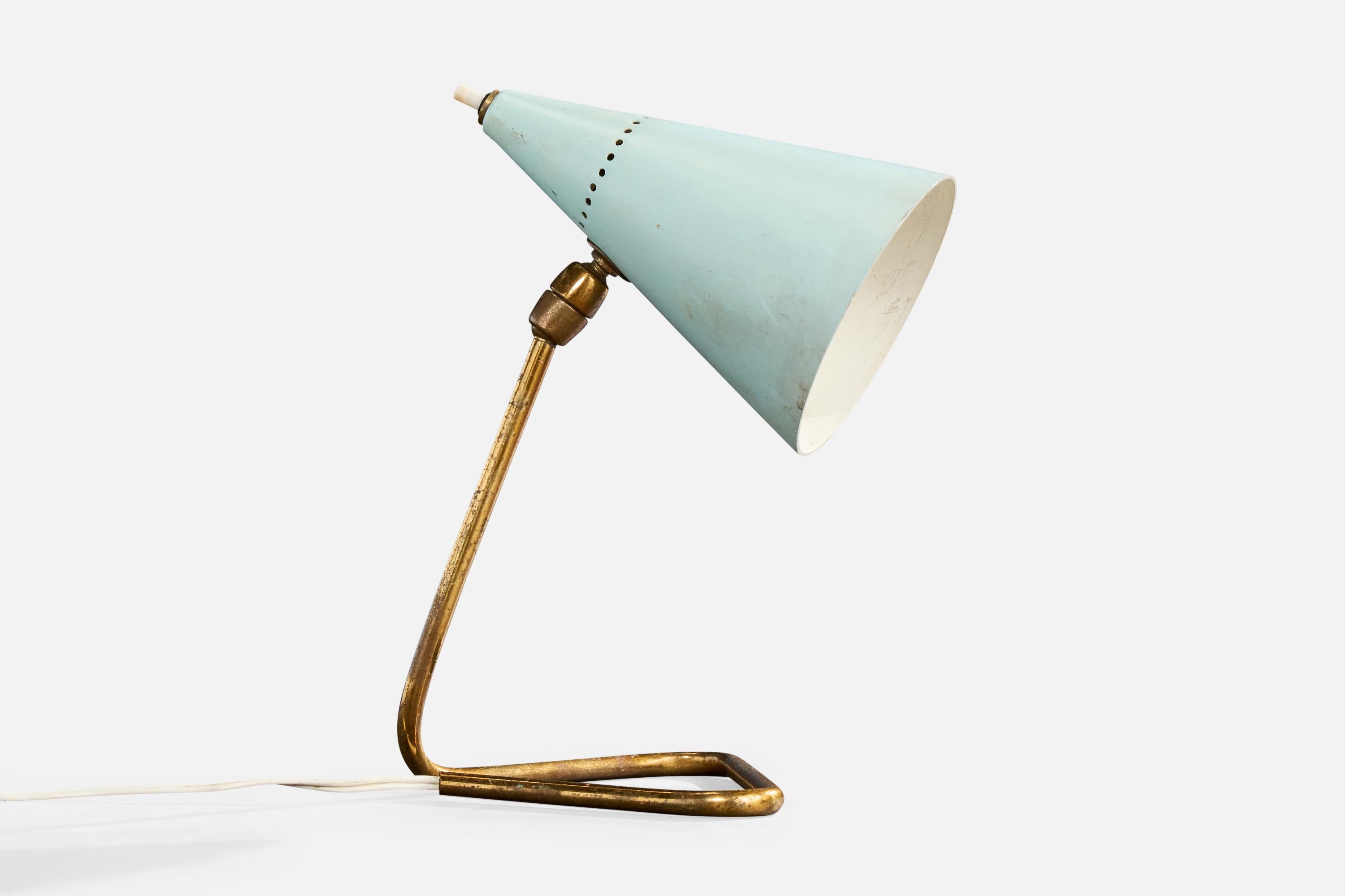 Verstellbare Tischlampe aus Messing und hellblau lackiertem Metall, entworfen und hergestellt in Frankreich, ca. 1950er Jahre.

Der Metallschirm weist eine leichte Verschmutzung auf.

Abmessungen der Lampe (Zoll): 9.125 