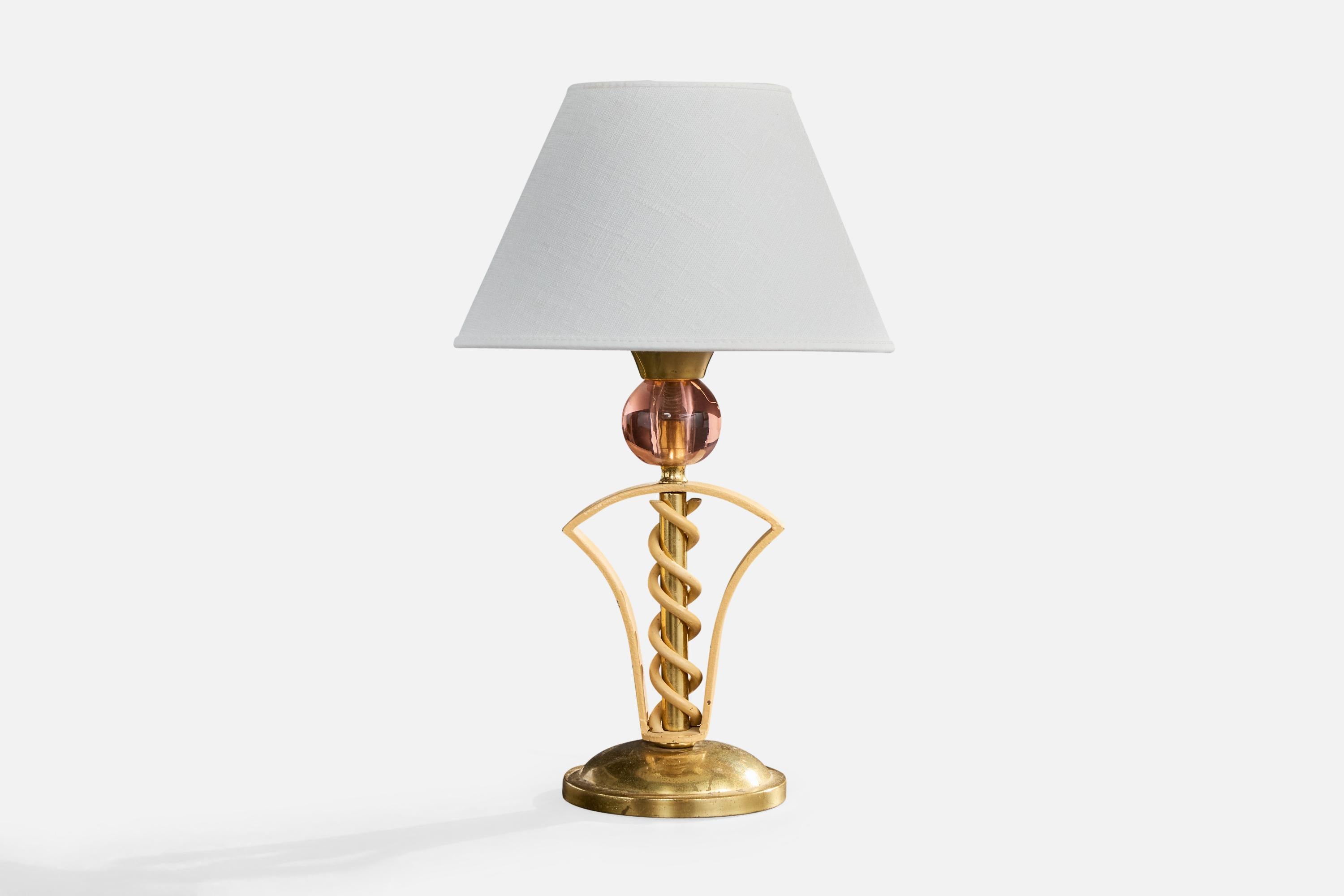 Lampe de table en laiton, métal et verre rose, conçue et produite en France, C.1950.

Dimensions de la lampe (pouces) : 9.75 