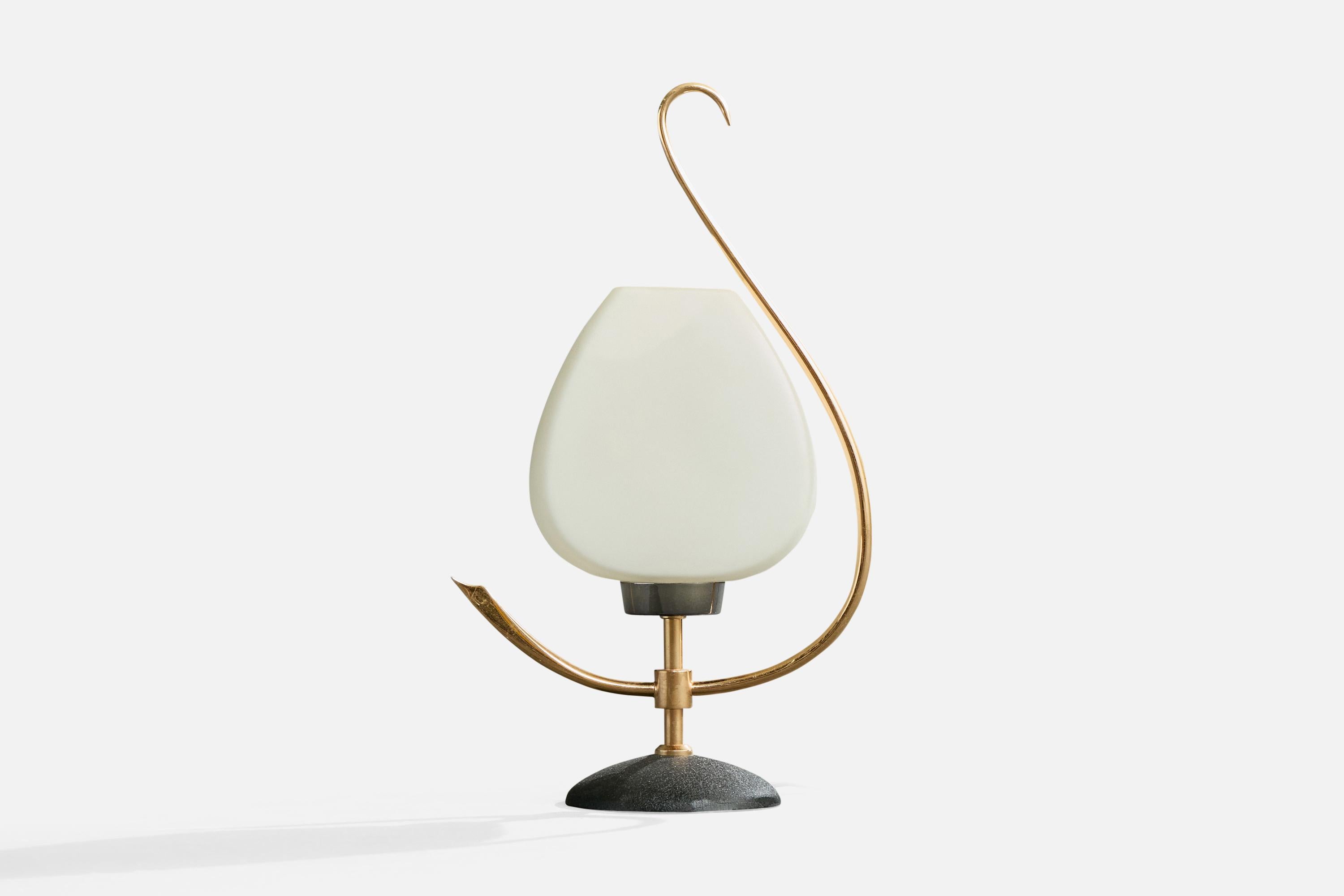 Tischlampe aus Messing, schwarz lackiertem Metall und weißem Opalglas, entworfen und hergestellt in Frankreich, ca. 1960er Jahre.

Abmessungen der Lampe (Zoll): 15,75 