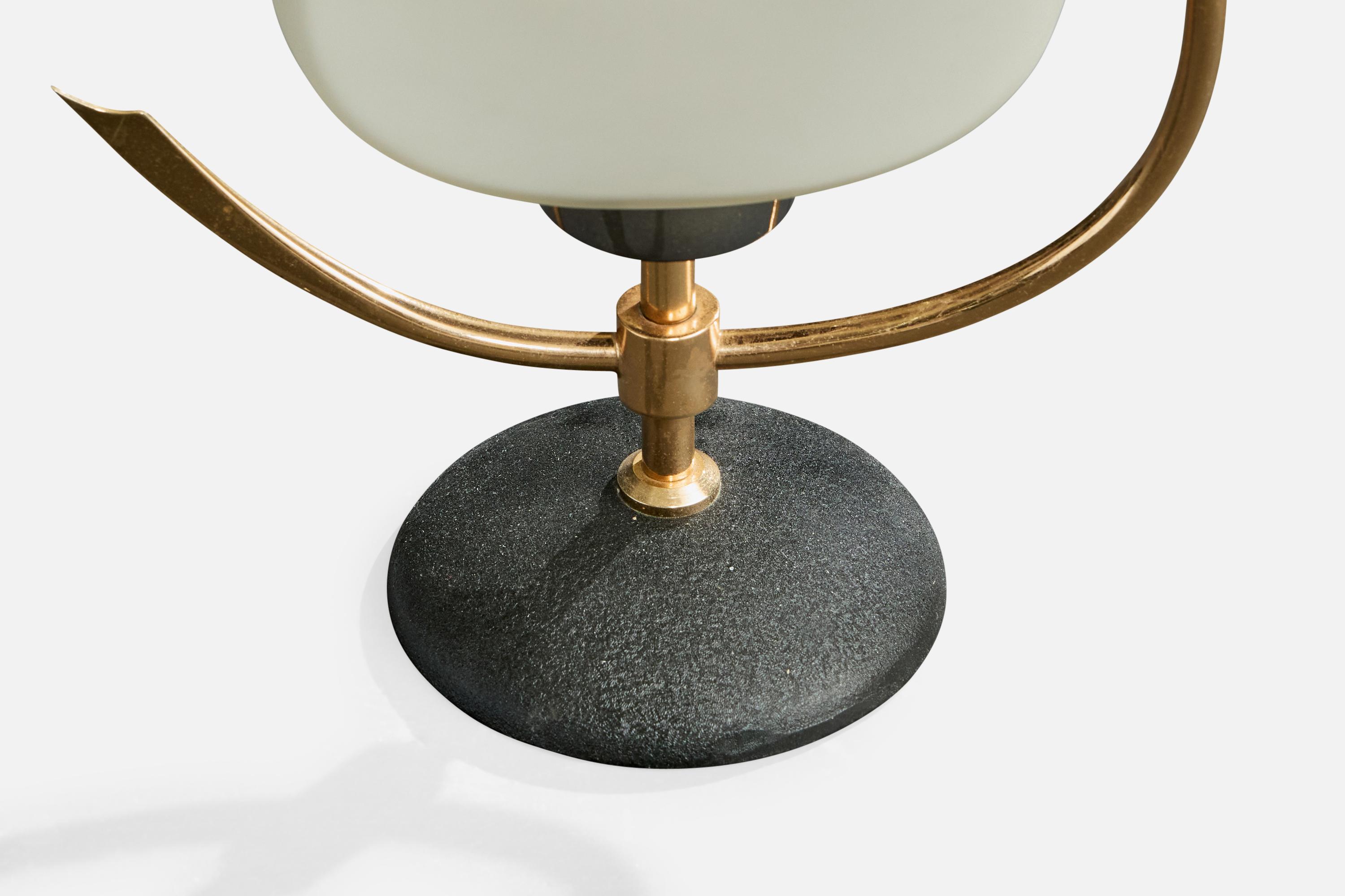 Französische Designerin, Tischlampe, Messing, Metall, Glas, Frankreich, 1960er Jahre im Angebot 1