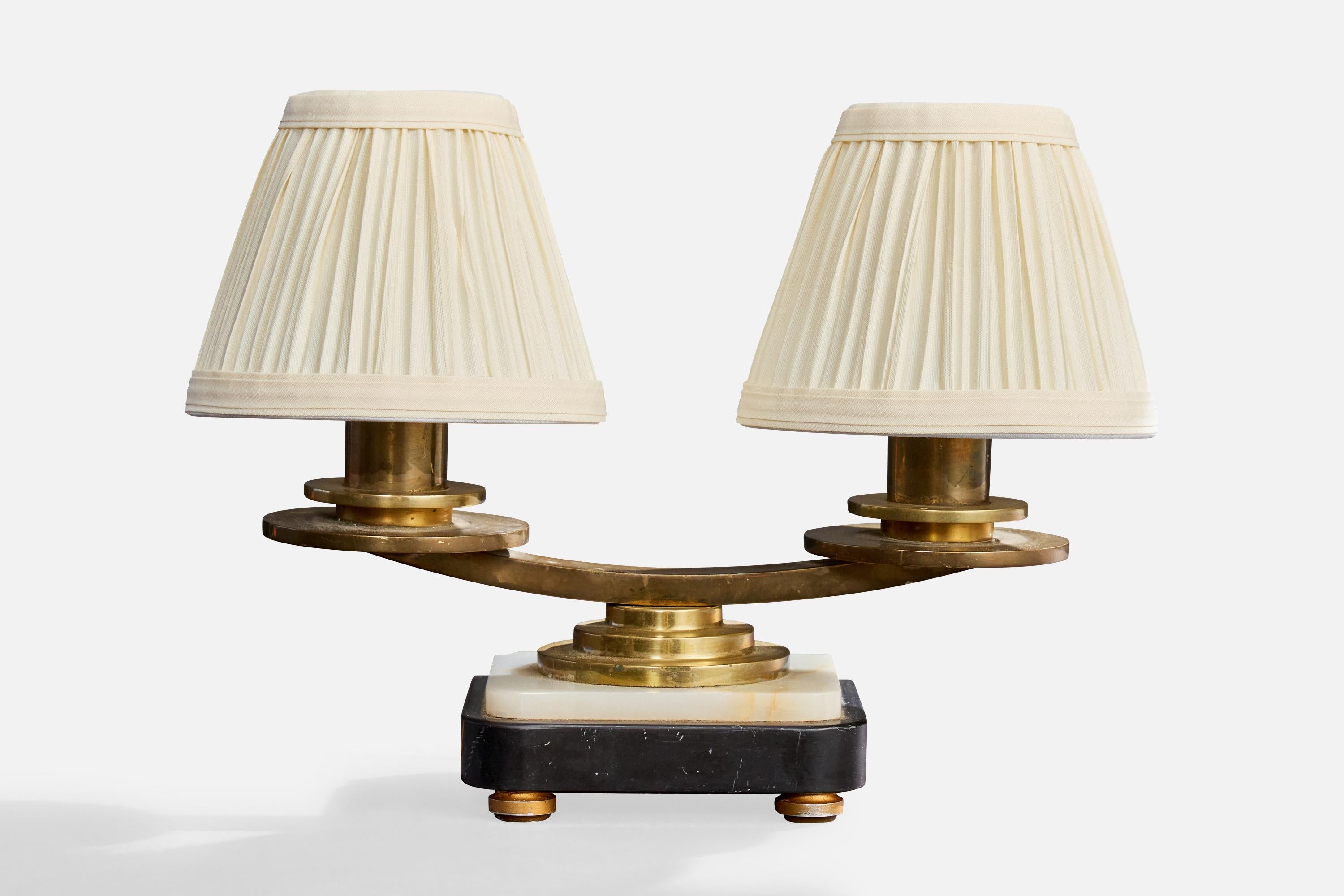 Tischlampe aus Messing, schwarz-weißem Onyx und weißem Stoff, entworfen und hergestellt in Frankreich, um 1930.

Gesamtabmessungen (Zoll): 8,25 