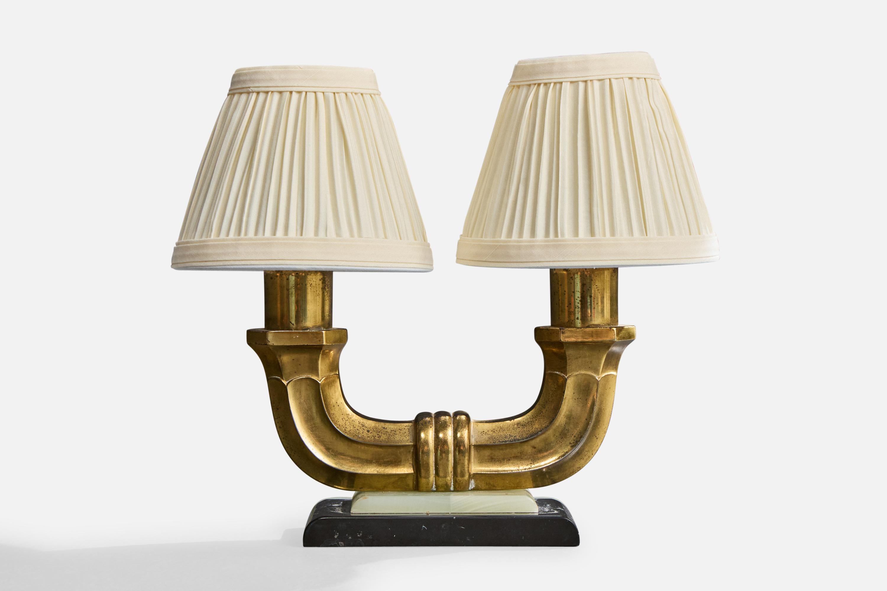 Lampe de table en laiton, onyx et tissu blanc cassé, conçue et produite en France, vers les années 1940.

Dimensions de la lampe avec abat-jour (pouces) : 9.0 