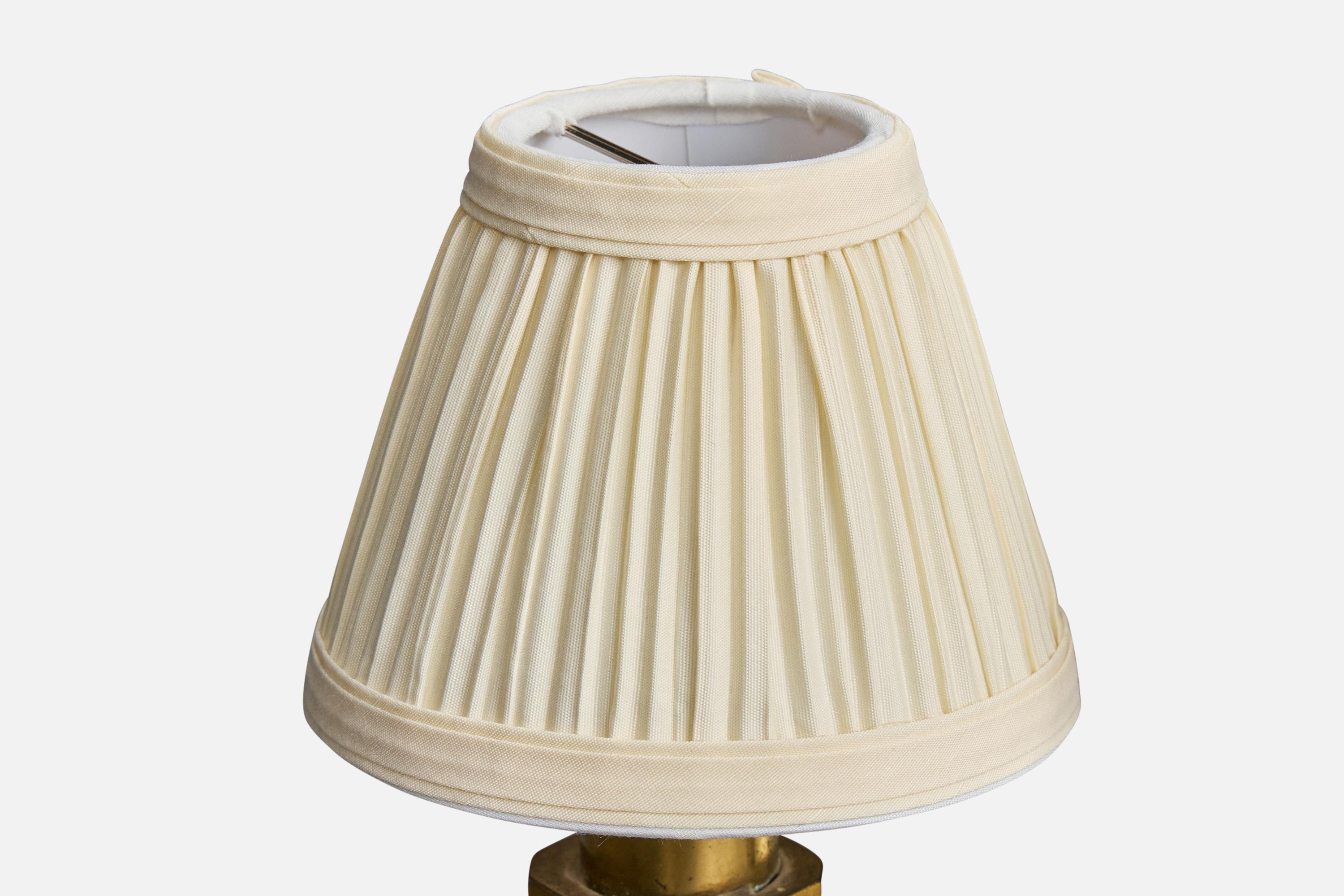 Français Lampe de table de designer français, laiton, onyx, tissu, France, années 1940 en vente