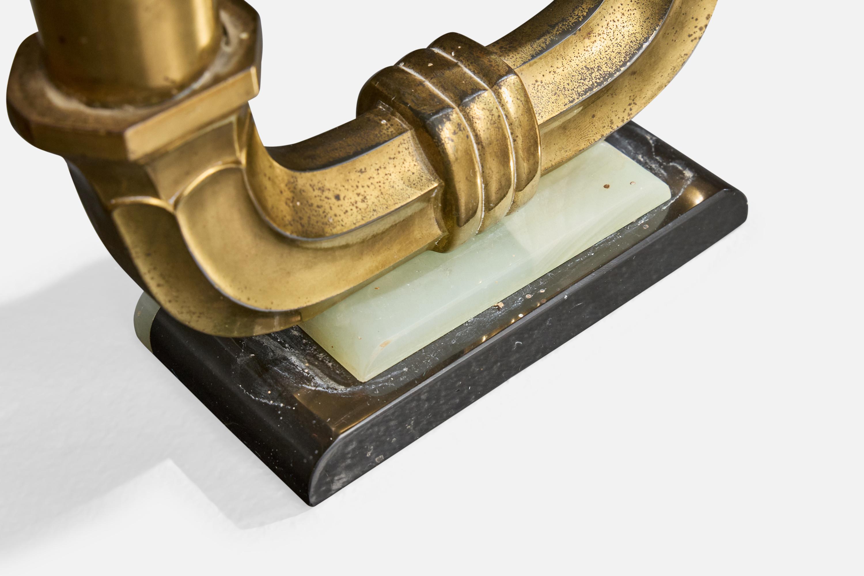 Milieu du XXe siècle Lampe de table de designer français, laiton, onyx, tissu, France, années 1940 en vente