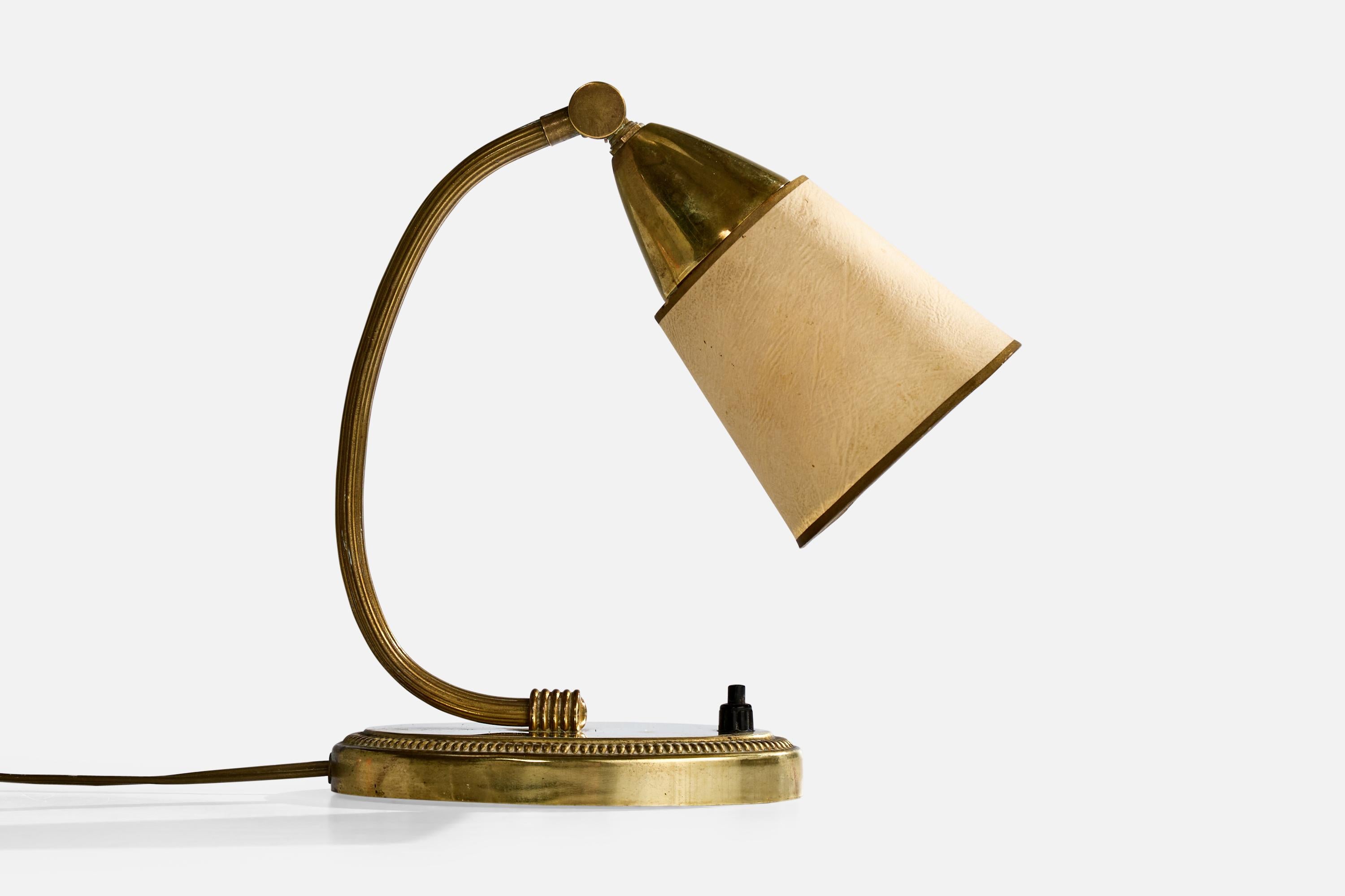 Lámpara de sobremesa de latón y papel pergamino beige, probablemente diseñada y fabricada en Francia, c. 1940.

El cuello de latón presenta una ligera decoloración. 

Garabatos a bolígrafo en el interior de la pantalla de la lámpara.

Dimensiones de