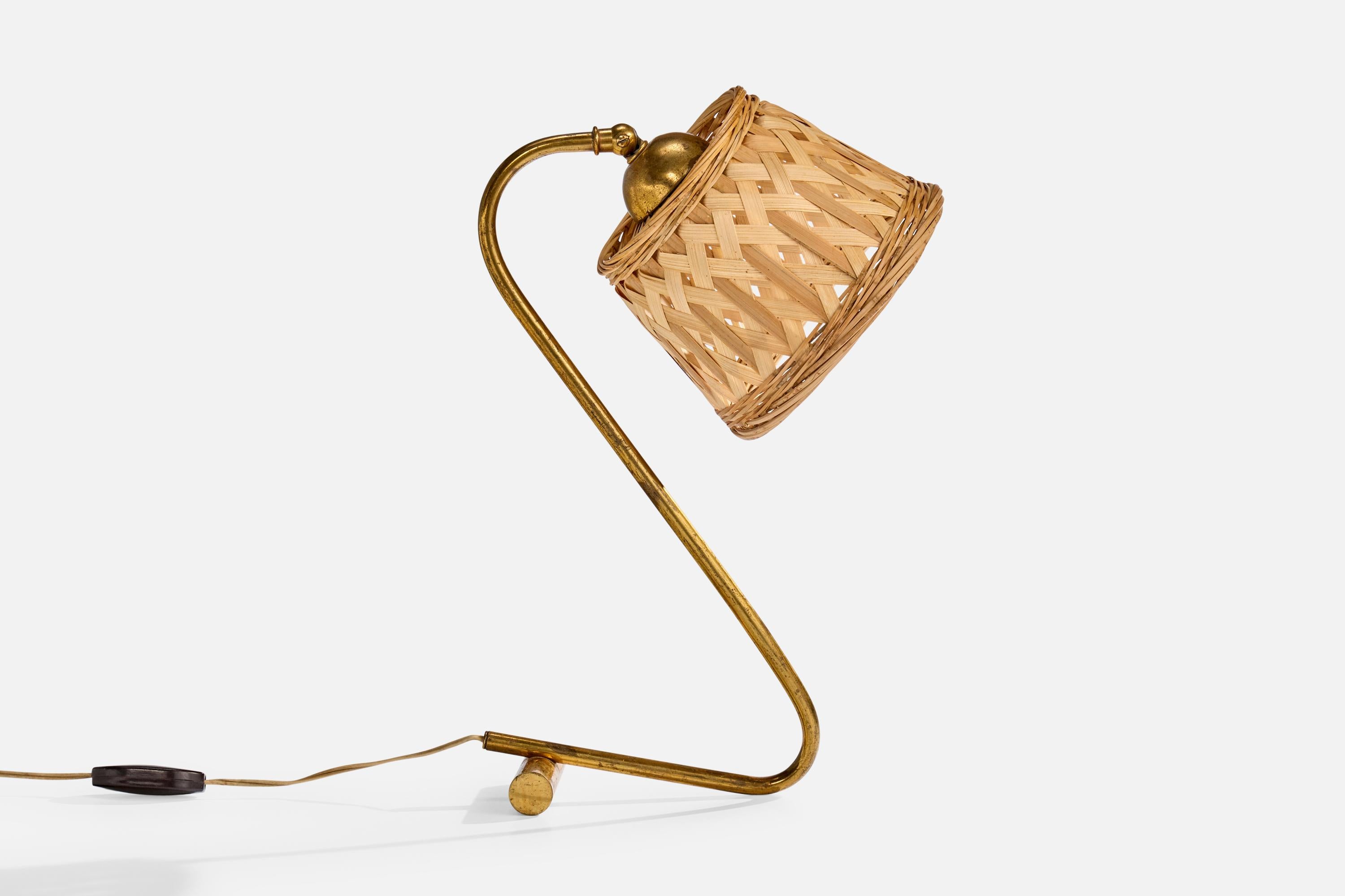 Verstellbare Tischlampe aus Messing und Rattan, entworfen und hergestellt in Frankreich, ca. 1950er Jahre.

Oxidation auf Messing vorhanden. 

Ersetzter Lampenschirm.

Abnutzung entsprechend dem Alter und dem Gebrauch

Der Schirm ist verstellbar;