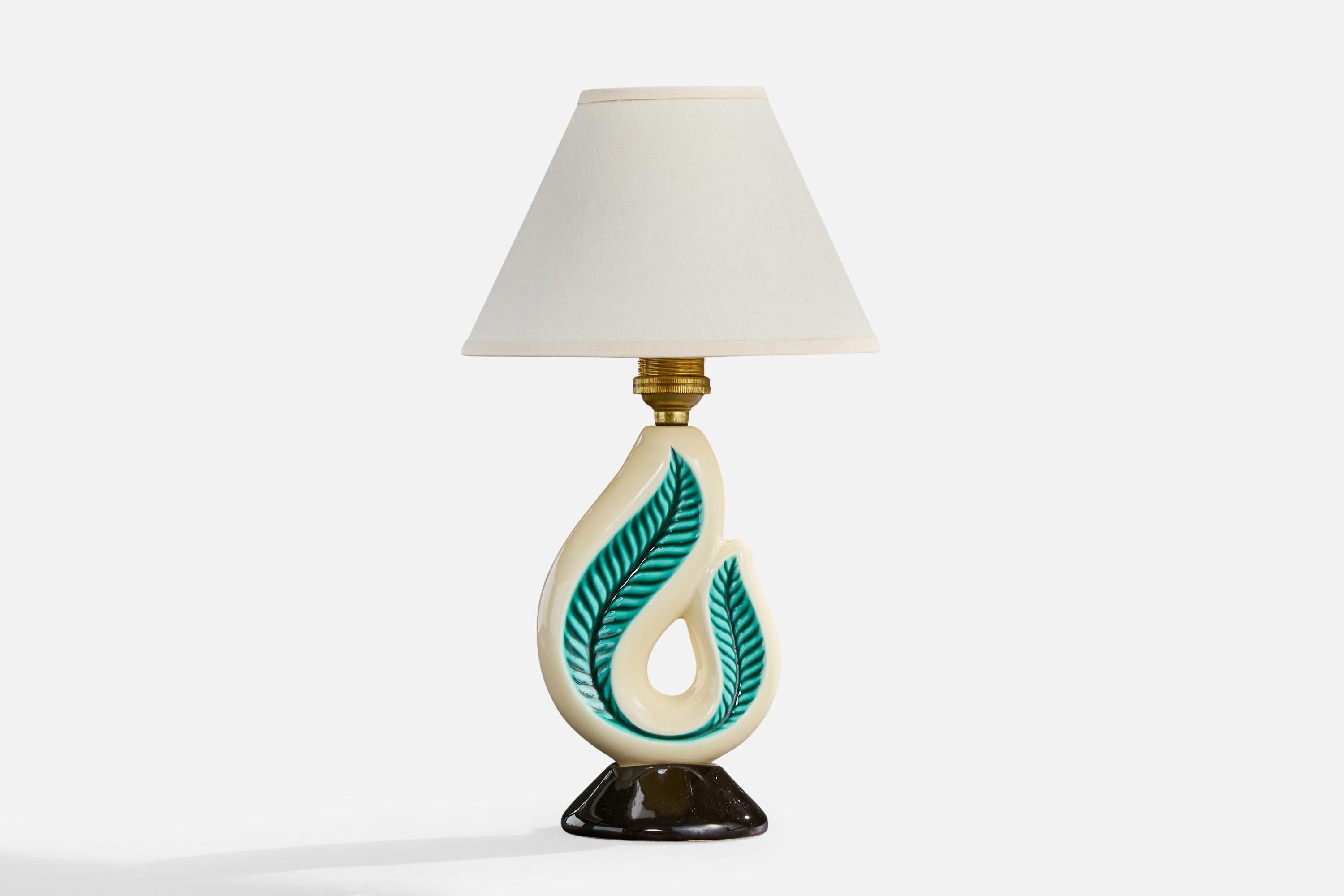 Lámpara de sobremesa de cerámica esmaltada verde y blanca, latón y tela blanca, diseñada y fabricada en Francia, c. 1960.

Dimensiones de la lámpara con pantalla (pulgadas): 11,25