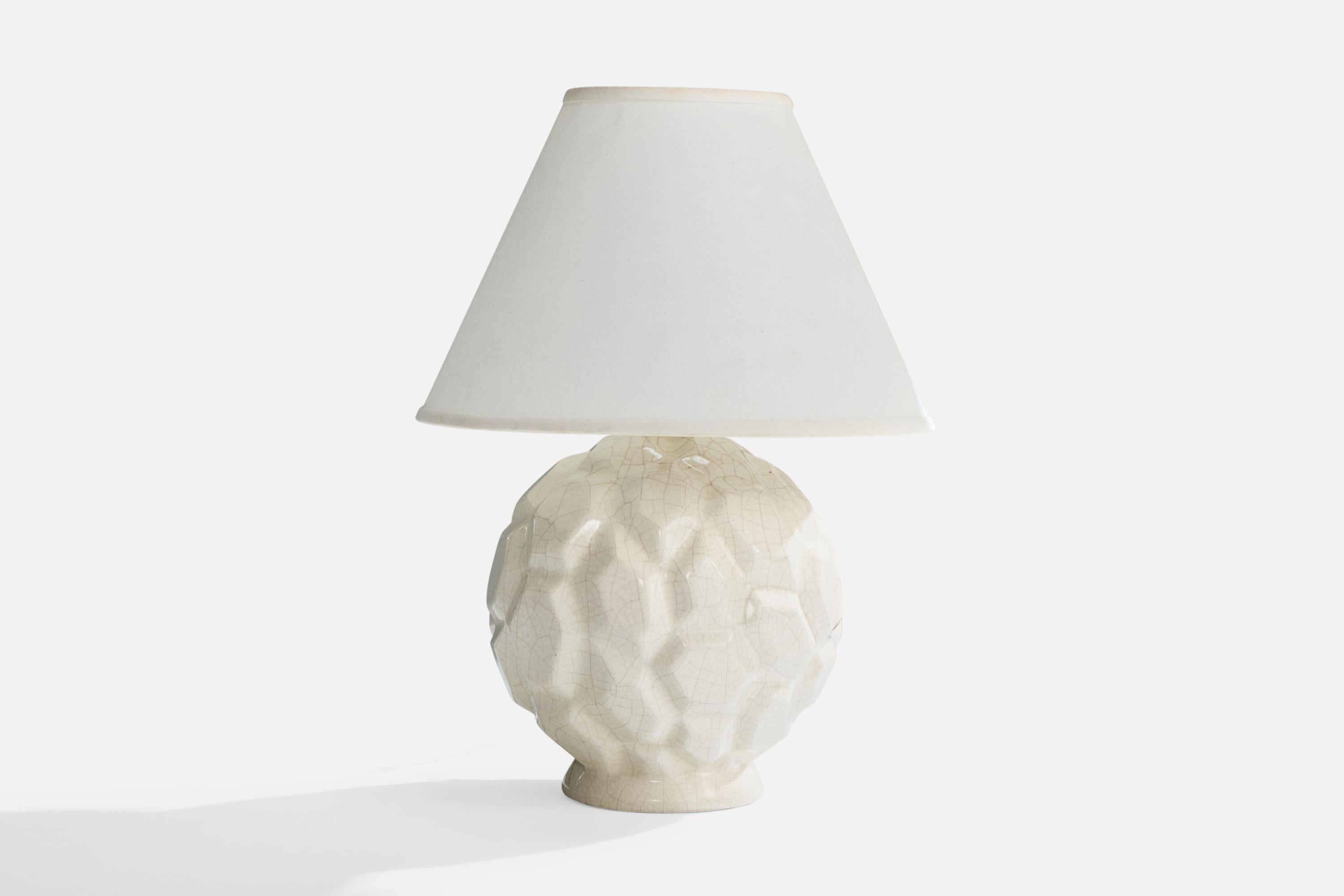 Lámpara de sobremesa de cerámica blanquecina y latón, diseñada y fabricada en Francia, c. 1950.

Desgaste propio de la edad y el uso

Dimensiones de la pantalla (pulgadas): 5,5