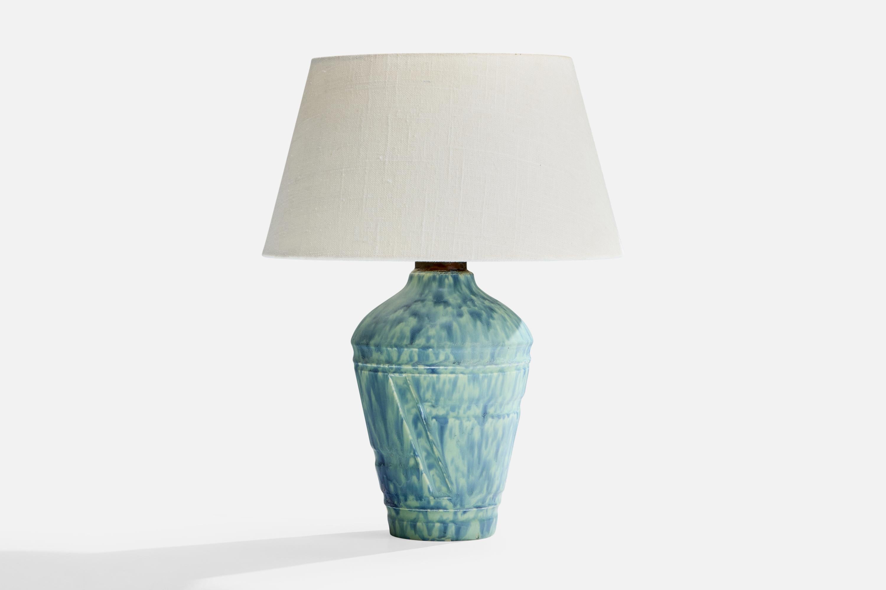 Lámpara de sobremesa de cerámica vidriada en azul y latón, diseñada y fabricada en Francia, c. 1950.

Desgaste propio de la edad y el uso

Dimensiones de la pantalla (pulgadas): 7,5