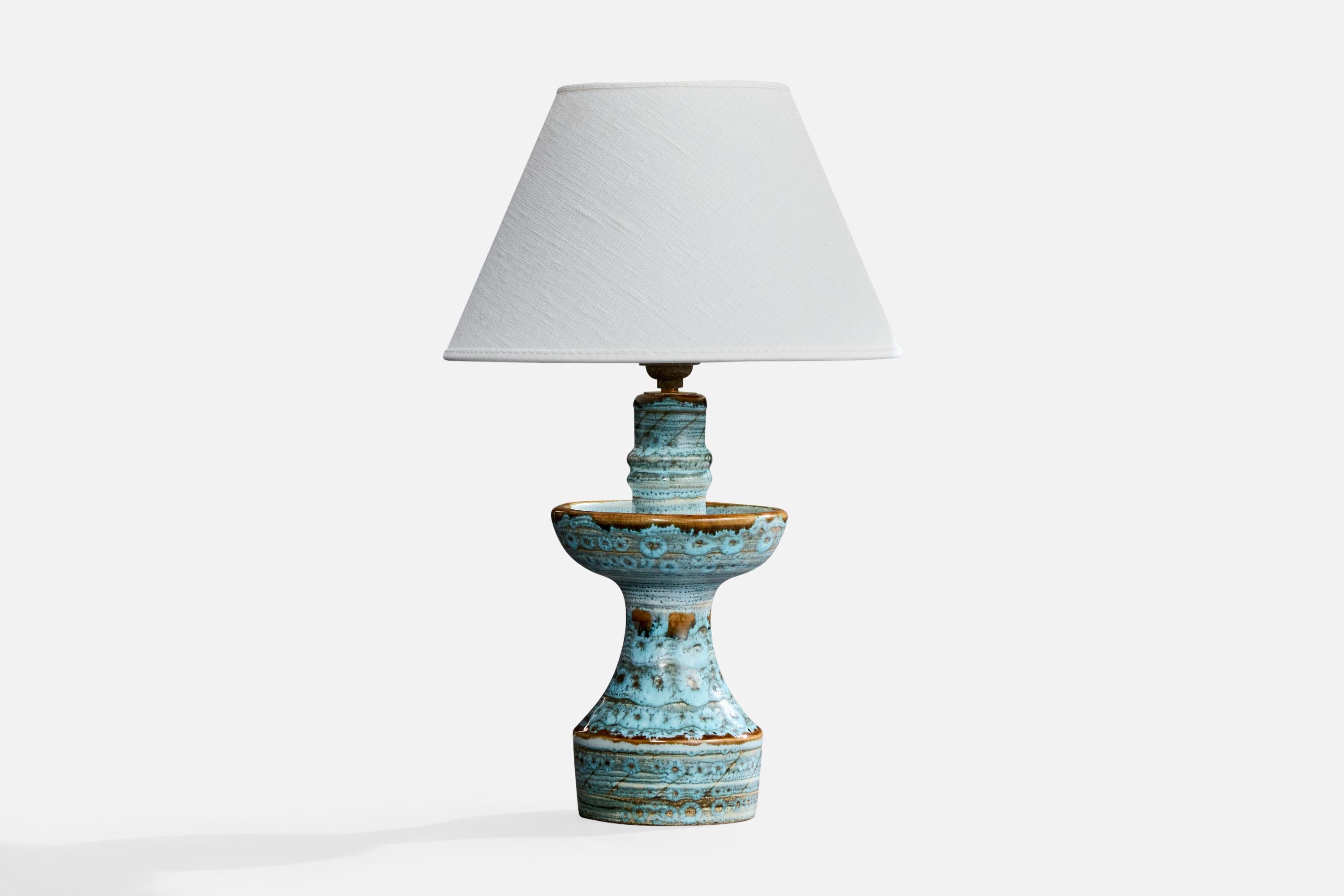 Lampada da tavolo in ceramica smaltata blu e ottone progettata e prodotta in Francia, anni '50 circa.

Dimensioni della lampada (pollici): 9,625 