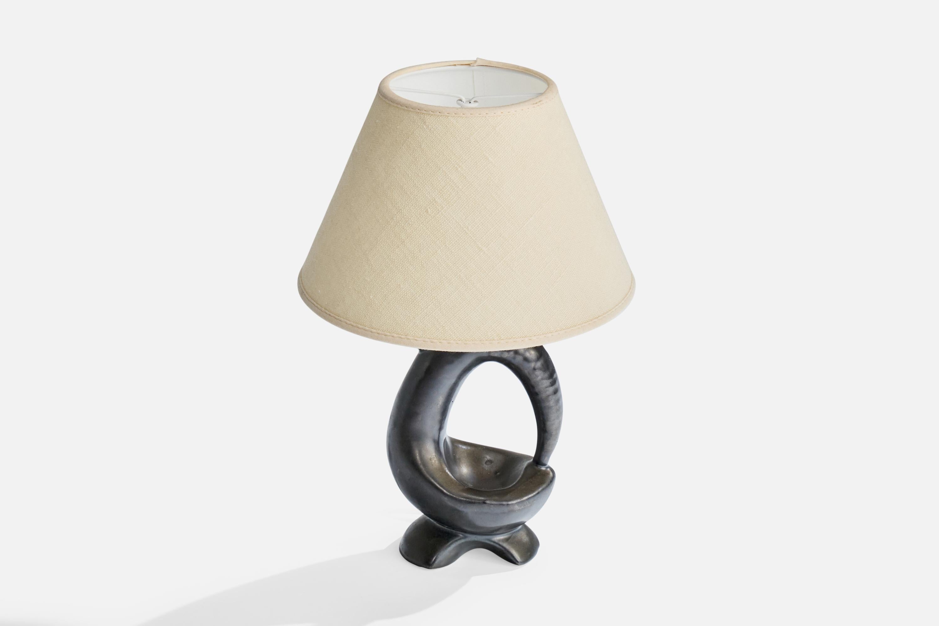 Diseñador francés, lámpara de mesa, cerámica, latón, Francia, años 50 Moderno de mediados de siglo en venta