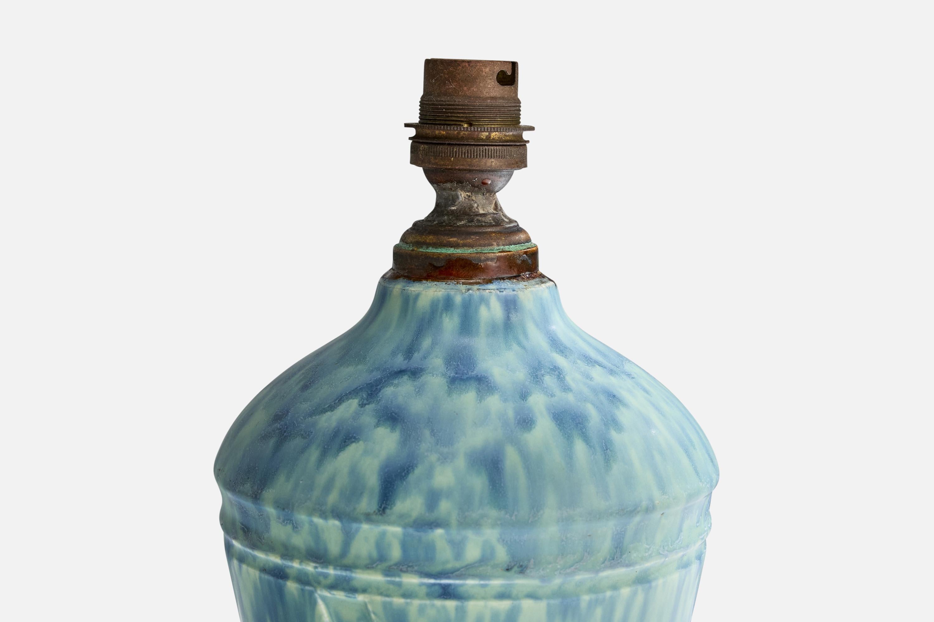 Diseñador francés, lámpara de mesa, cerámica, latón, Francia, años 50 en Bueno estado para la venta en High Point, NC