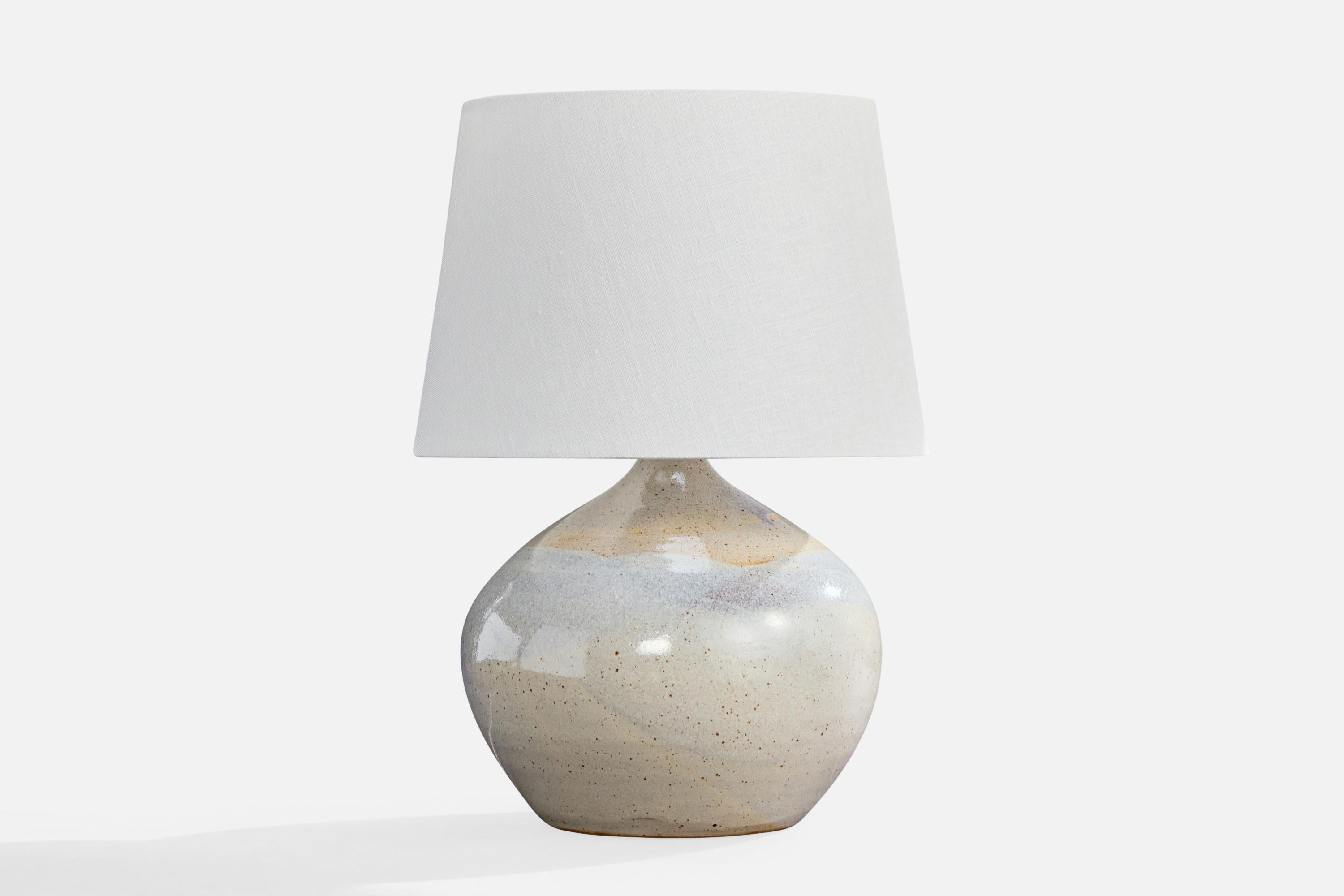 Lampada da tavolo in ceramica smaltata grigia e azzurra progettata e prodotta in Francia, anni '50 circa.

Presa di corrente sostituita e ricablata.

Dimensioni della lampada (pollici): 10,5 