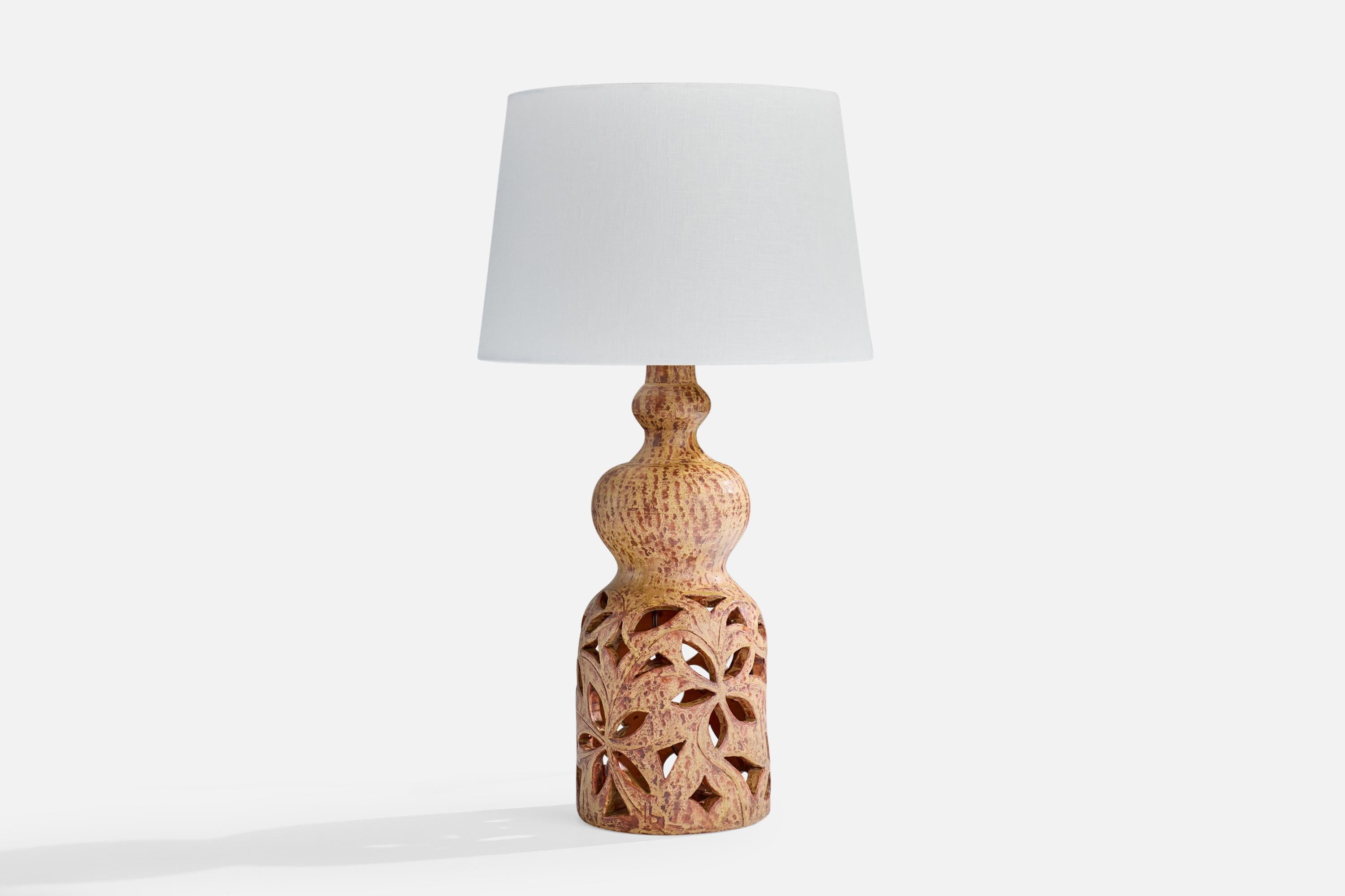 Lampada da tavolo in ceramica smaltata marrone progettata e prodotta in Francia, anni '60 circa.

Dimensioni del paralume (in pollici): 10