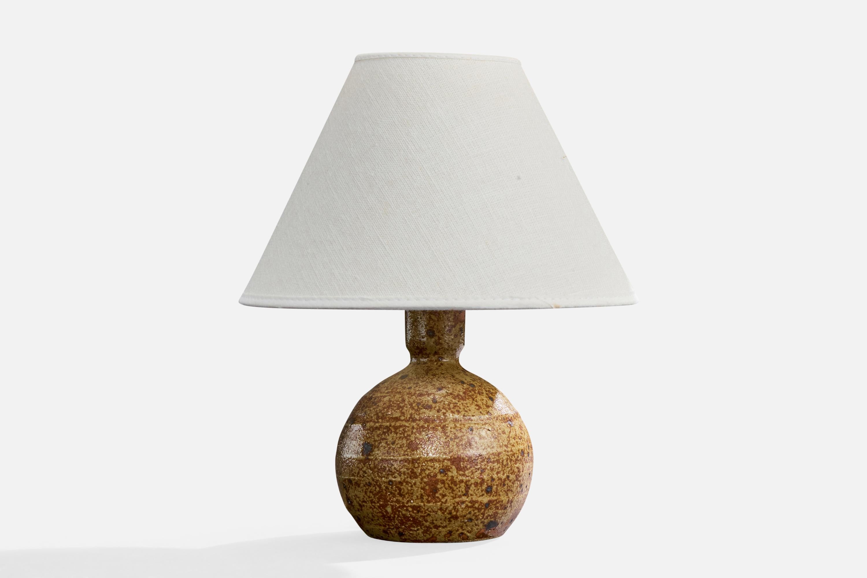 Lampe de table en céramique émaillée brune et en laiton, conçue et produite en France, c.C. 1960.

Dimensions de la lampe (pouces) : 6.25 