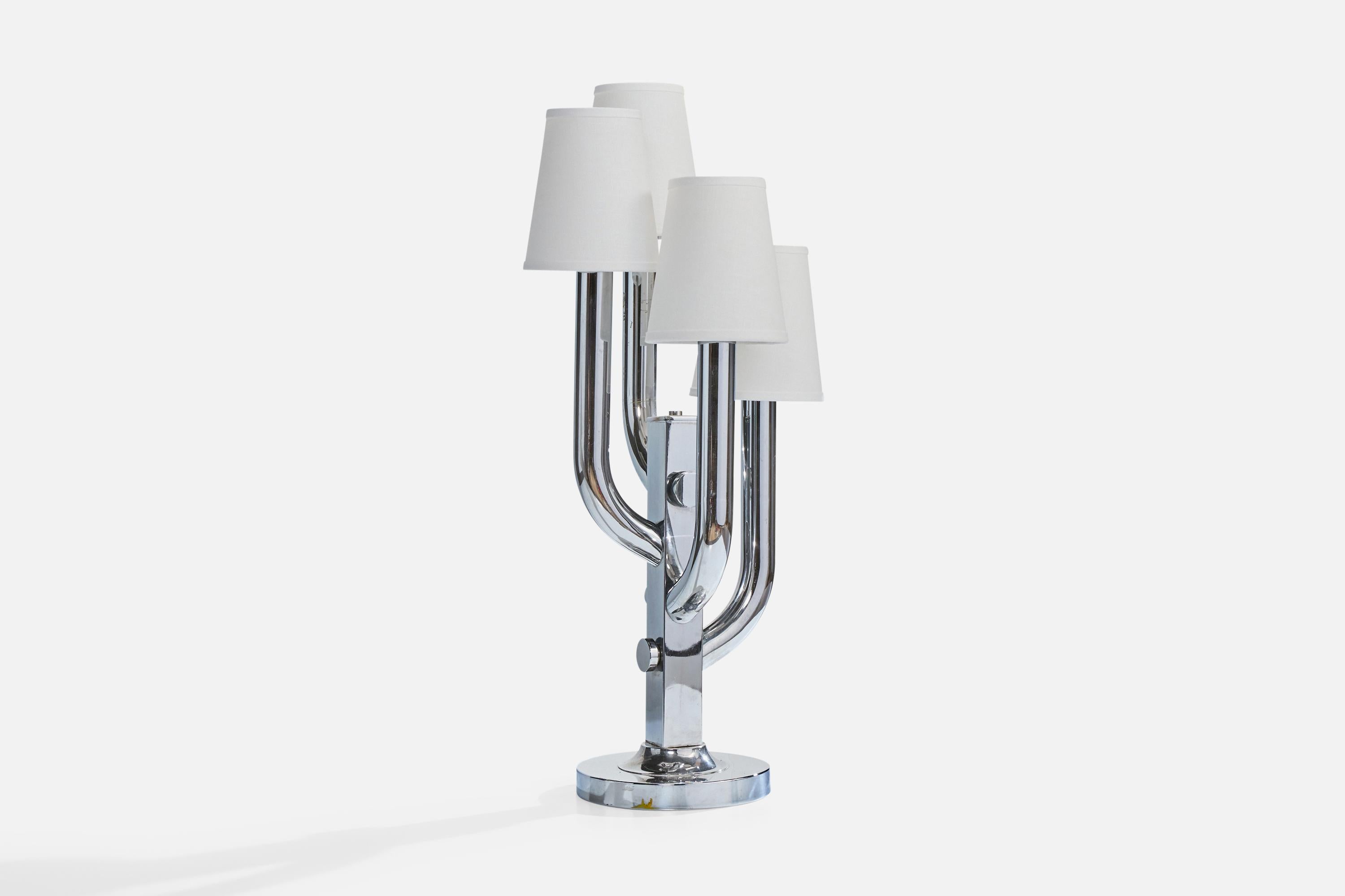 Lámpara de sobremesa de metal cromado y tela blanca, probablemente diseñada y fabricada en Francia, c. 1970.

Dimensiones de la lámpara con pantalla (pulgadas): 32,0 