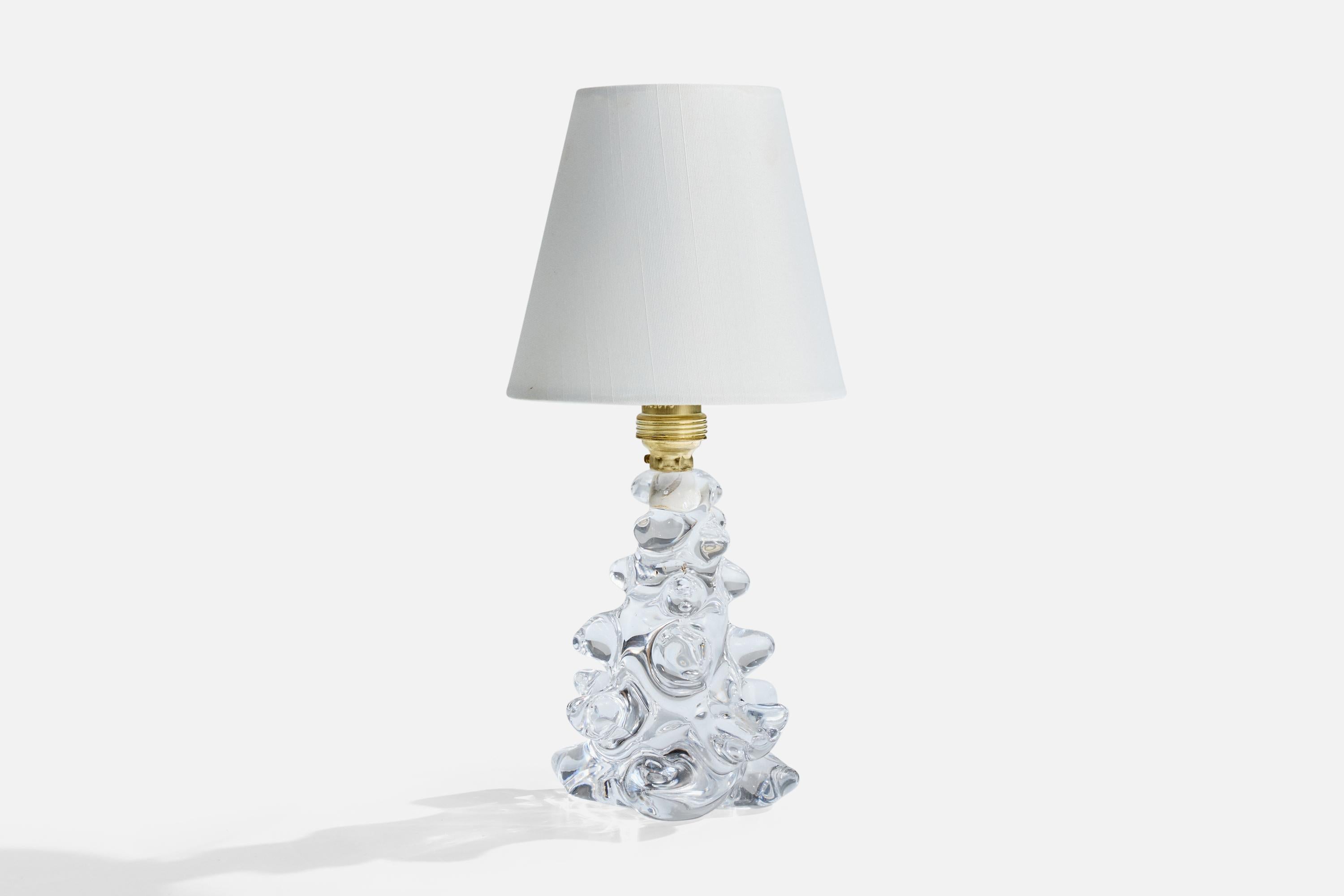 Lámpara de sobremesa de cristal, latón y tela blanca, diseñada y fabricada en Francia, c. 1950.

Dimensiones totales (pulgadas): 10,5