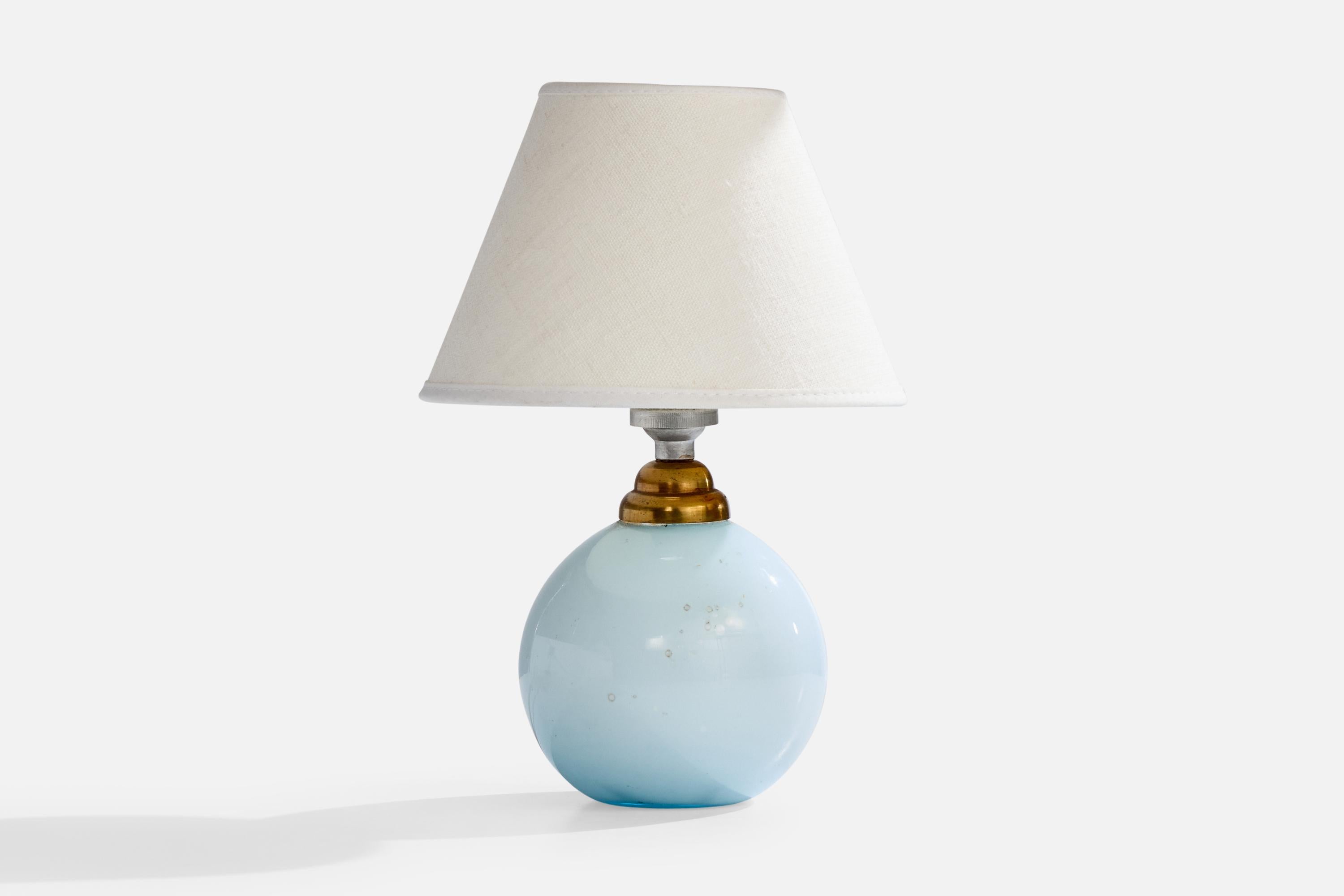 Lampe de table en verre, métal et laiton de couleur bleu clair, conçue et produite en France, C.C.

Très légères taches sur la lampe.

Dimensions de l'abat-jour (en pouces) : 3