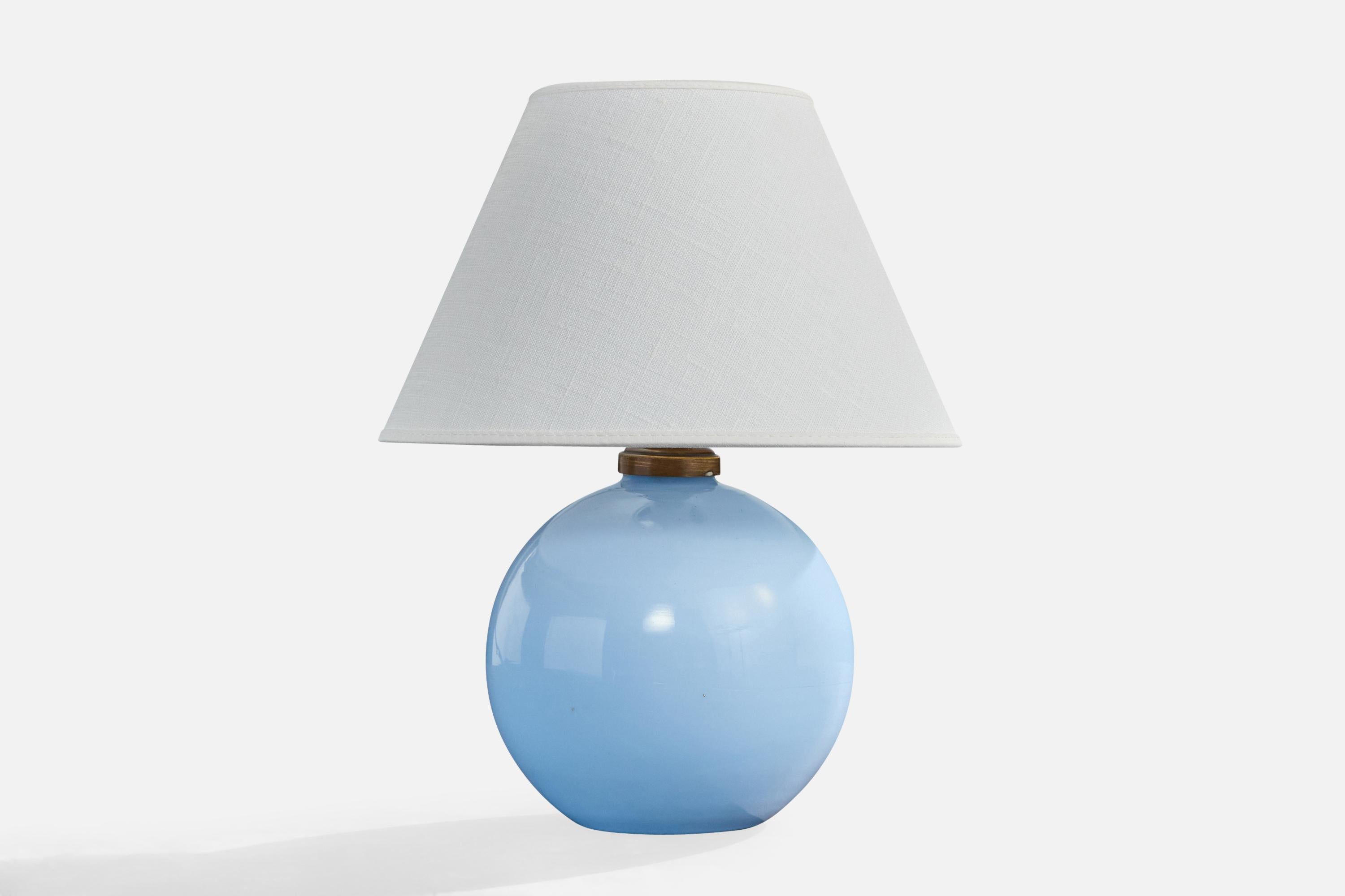 Lámpara de sobremesa de vidrio opalino azulado y latón, diseñada y fabricada en Francia, c. 1930.

Dimensiones de la lámpara (pulgadas): 8,0 