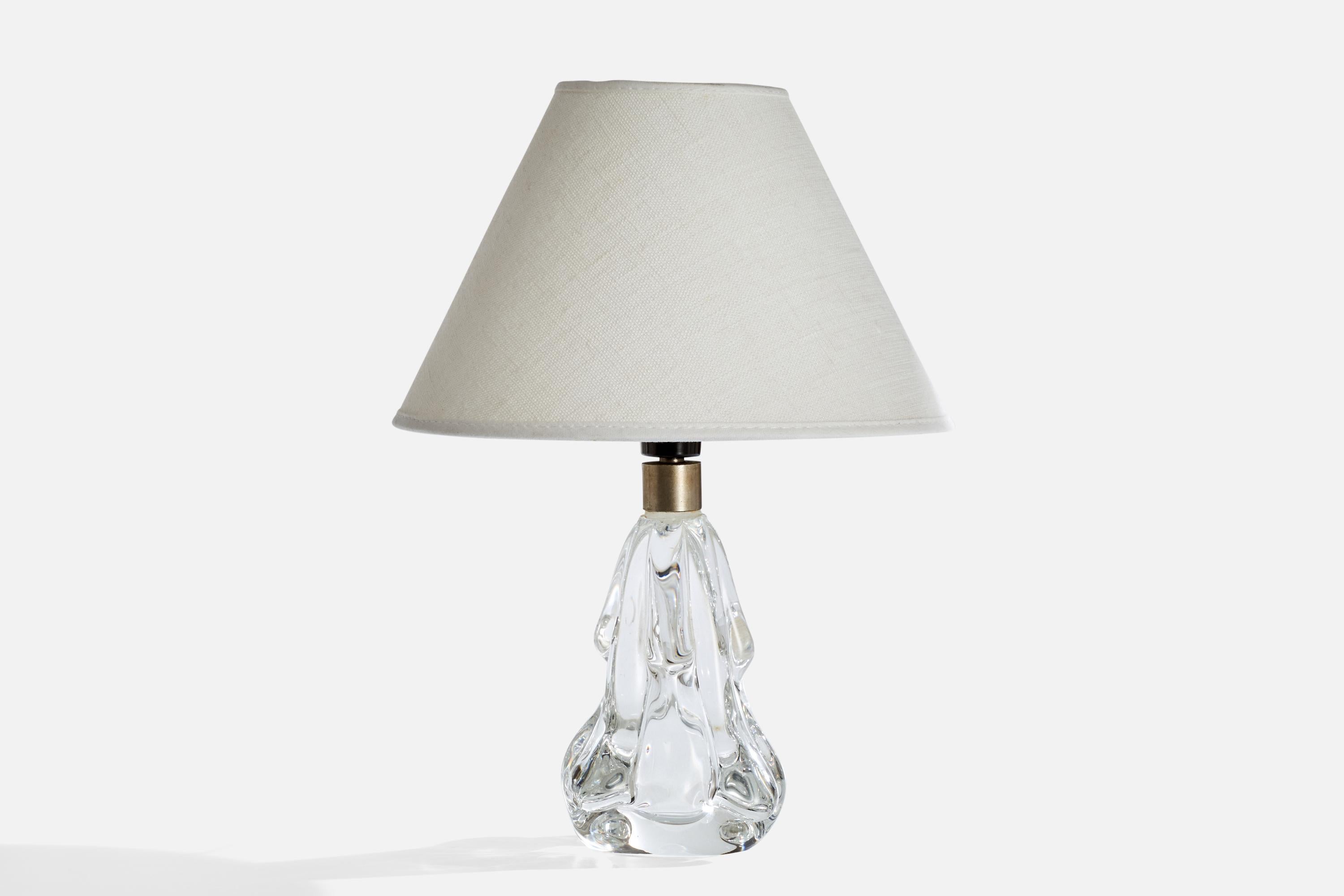 A brass and blown glass table lamp designed and produced in France, c. 1940s.

Dimensions of Lamp (inches):  7.25“ H x 4” diameter 

dimensions of shade: 3.5” top diameter x 8” bottom diameter x 5.5” H

dimensions of lamp with shade: 10.5” H x 8”