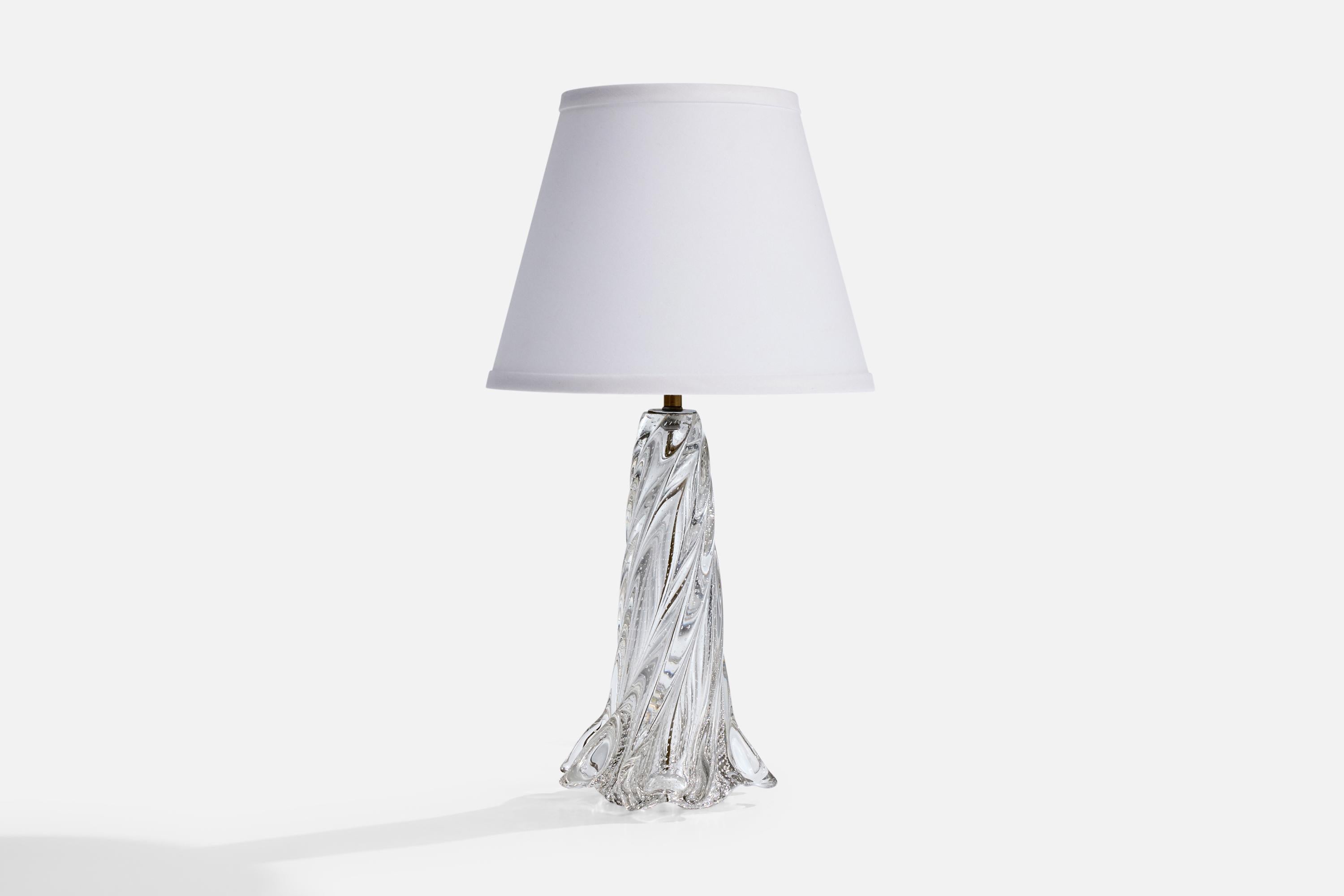 Lampe de table en verre et en laiton conçue et produite en France, c. 1940.

Dimensions de l'abat-jour (en pouces) : 6