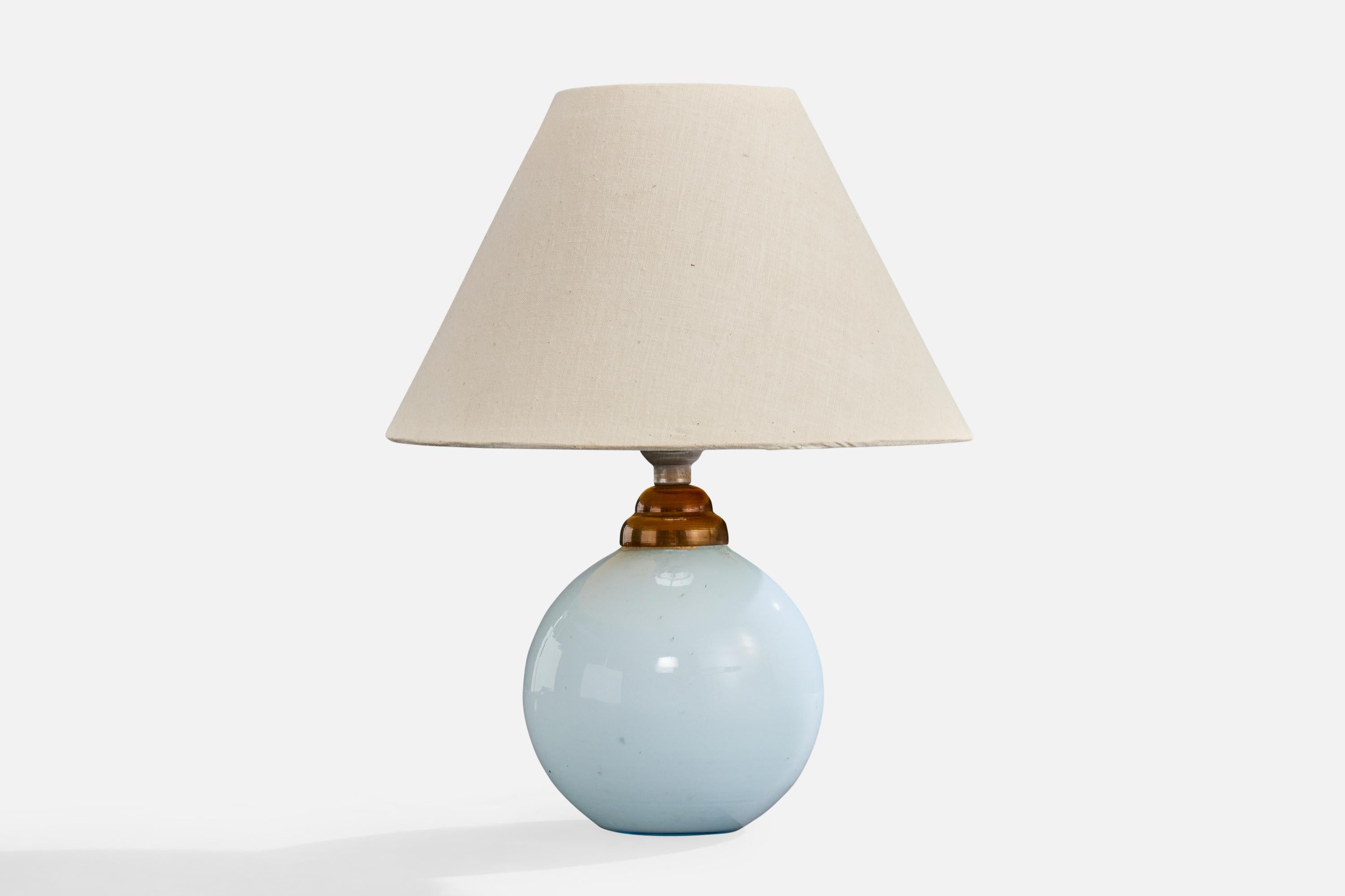 Lampe de table en verre opalin de couleur bleue et en laiton, probablement conçue et produite en France, c.C. 1940.

Dimensions de la lampe (pouces) : 6.25 