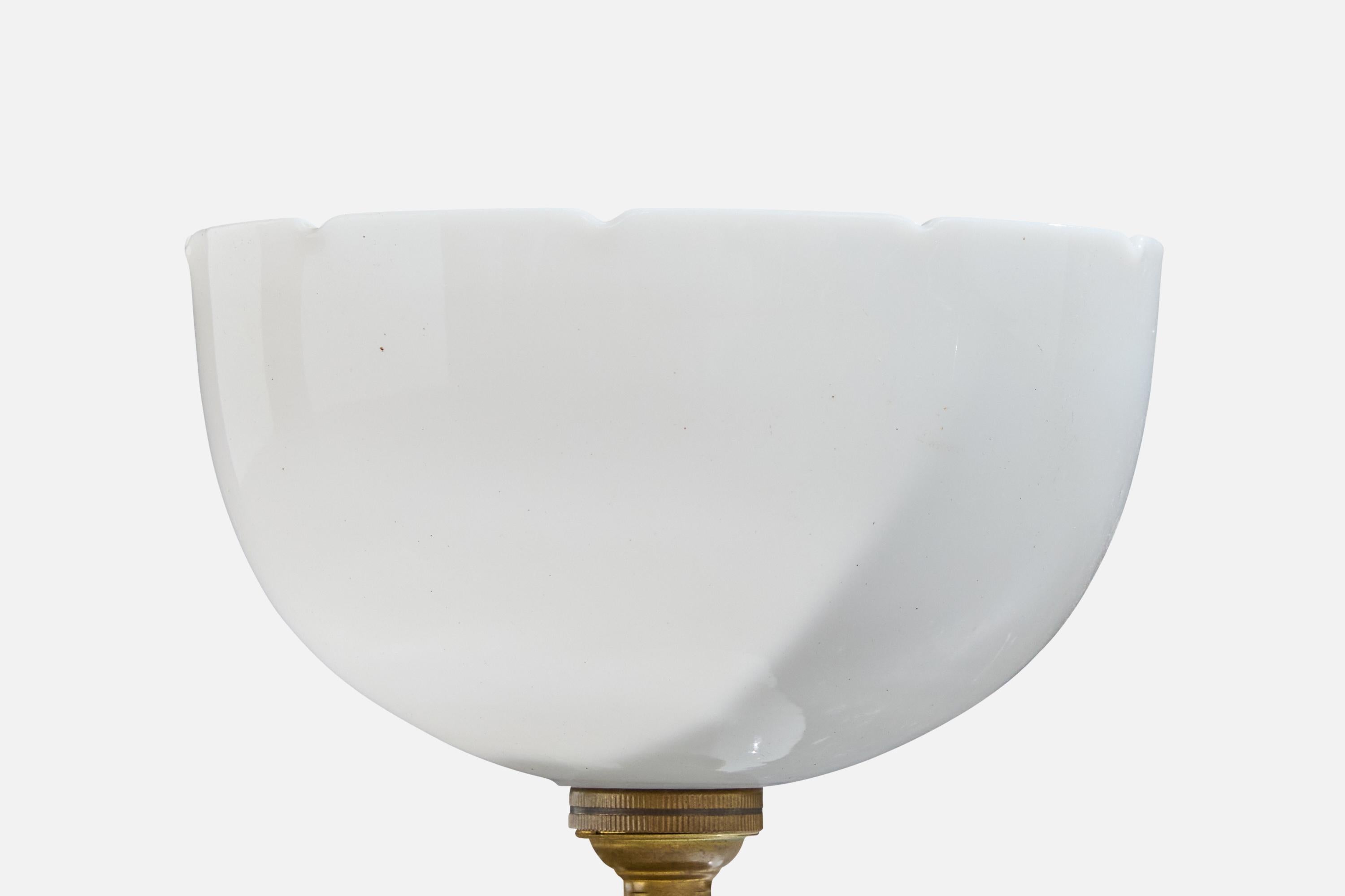 Diseñador francés, Lámpara de mesa, Cristal, Latón, Francia, años 1950 en Bueno estado para la venta en High Point, NC