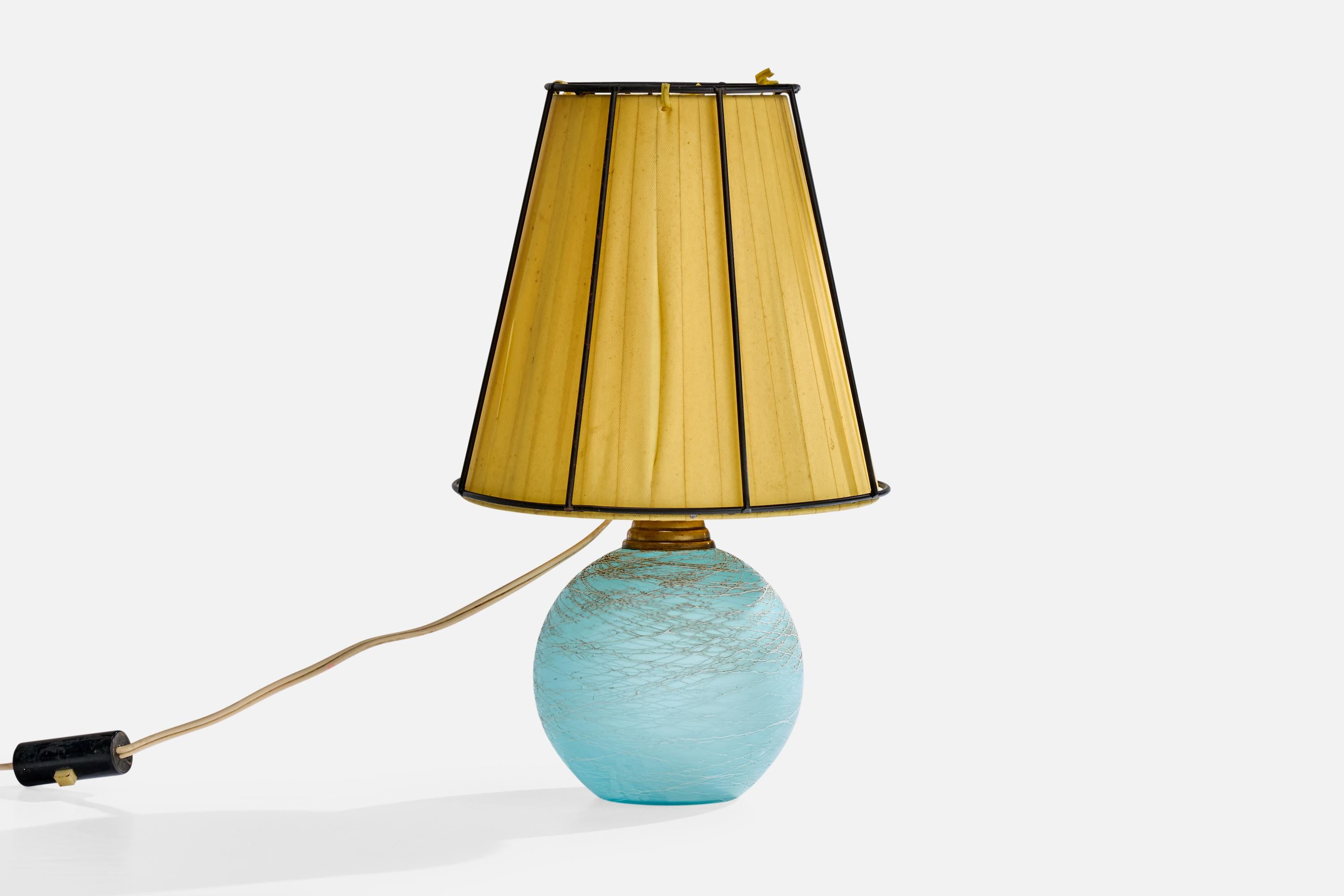 Lampe de table en verre peint en bleu, laiton, fer laqué en noir et bandeau de tissu jaune, conçue et produite en France, vers les années 1940.

L'abat-jour en tissu présente de légères taches.

Dimensions de la lampe avec abat-jour (pouces) : 12.25