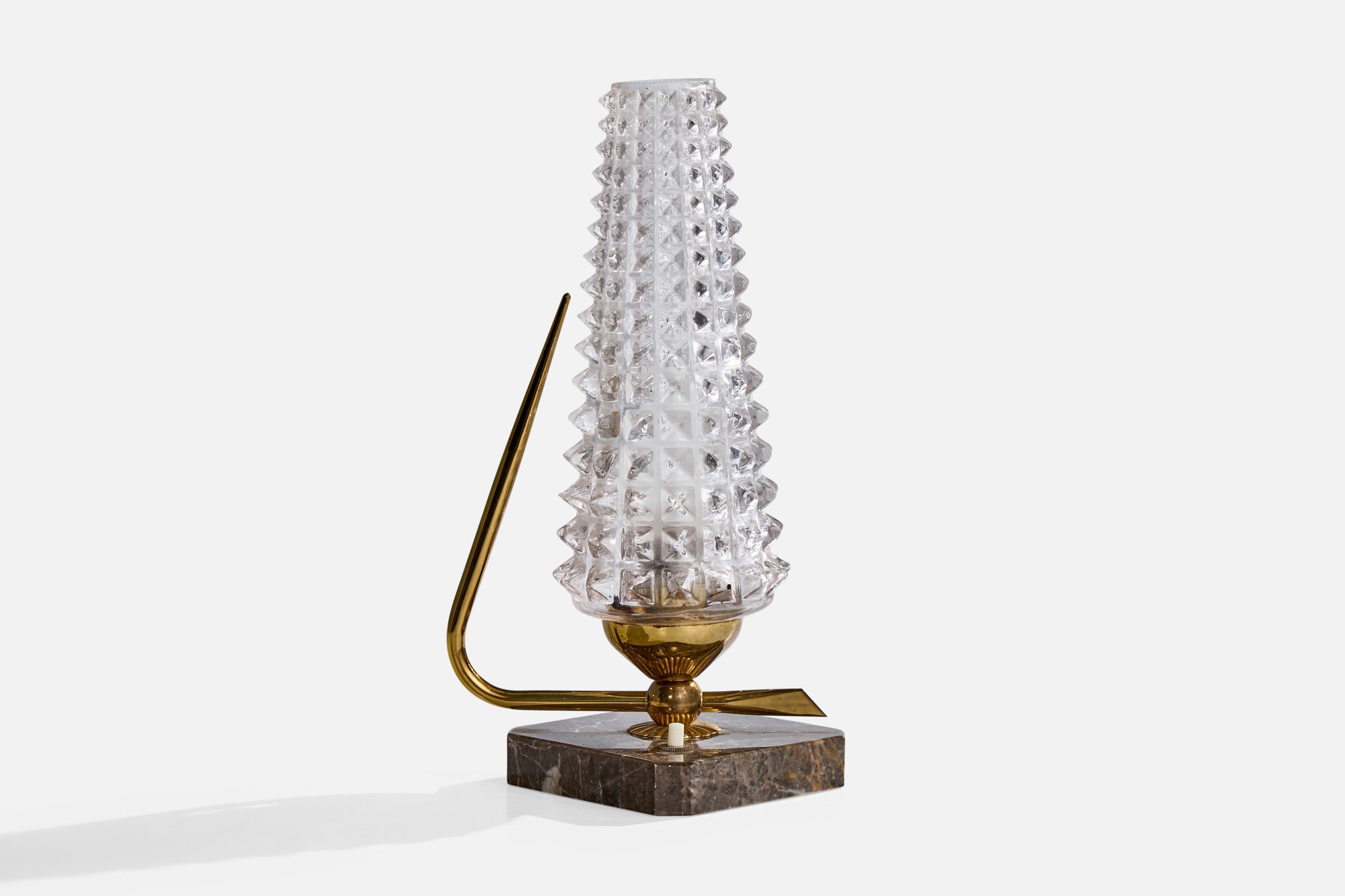 Tischlampe aus Glas, Messing und Marmor, entworfen und hergestellt in Frankreich, ca. 1950er Jahre.

Gesamtabmessungen (Zoll): 10,5 