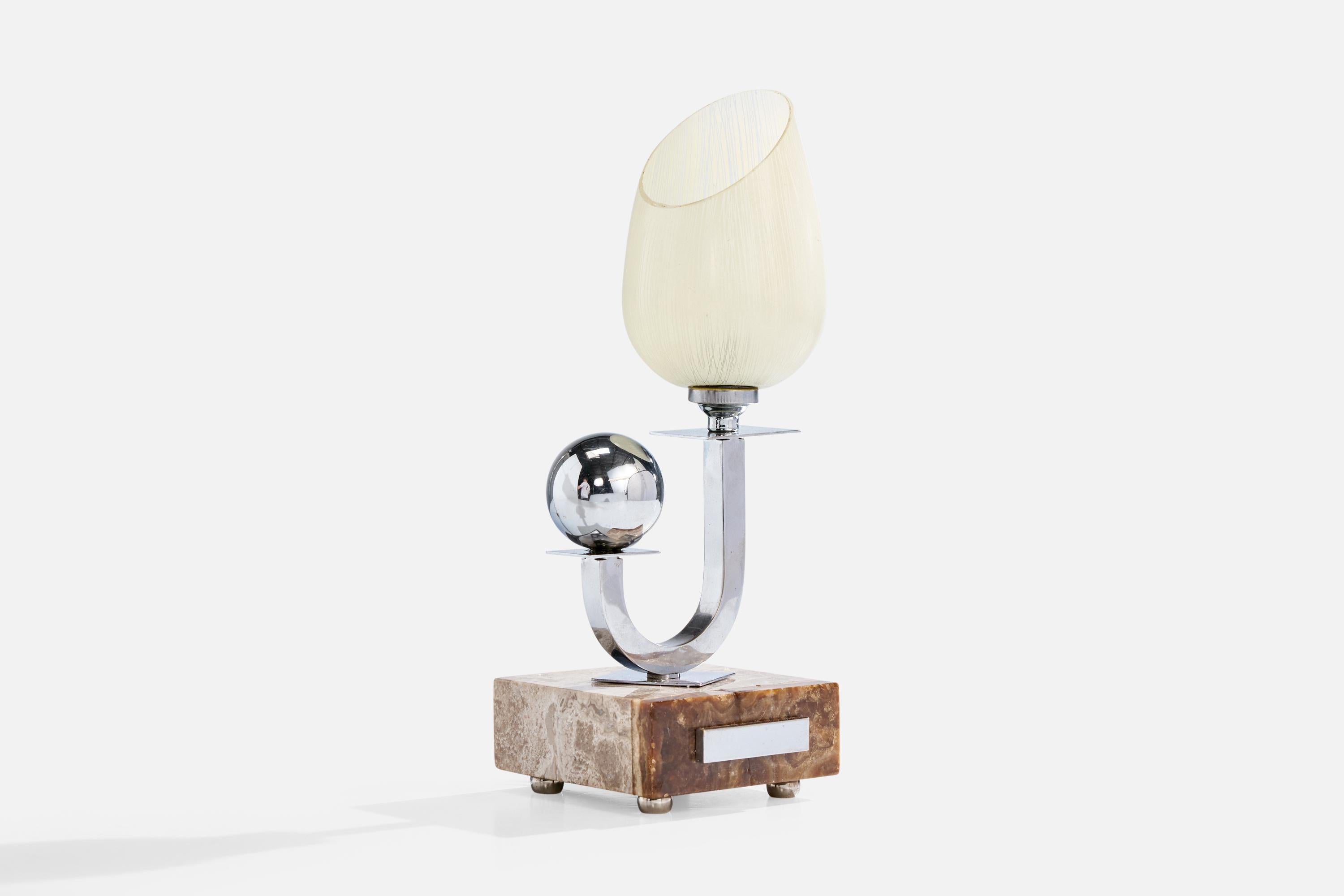 Lámpara de sobremesa de vidrio opalino blanco, metal cromado y mármol, probablemente diseñada y fabricada en Francia, c. 1930.

Dimensiones de la lámpara con pantalla (pulgadas): 11,75