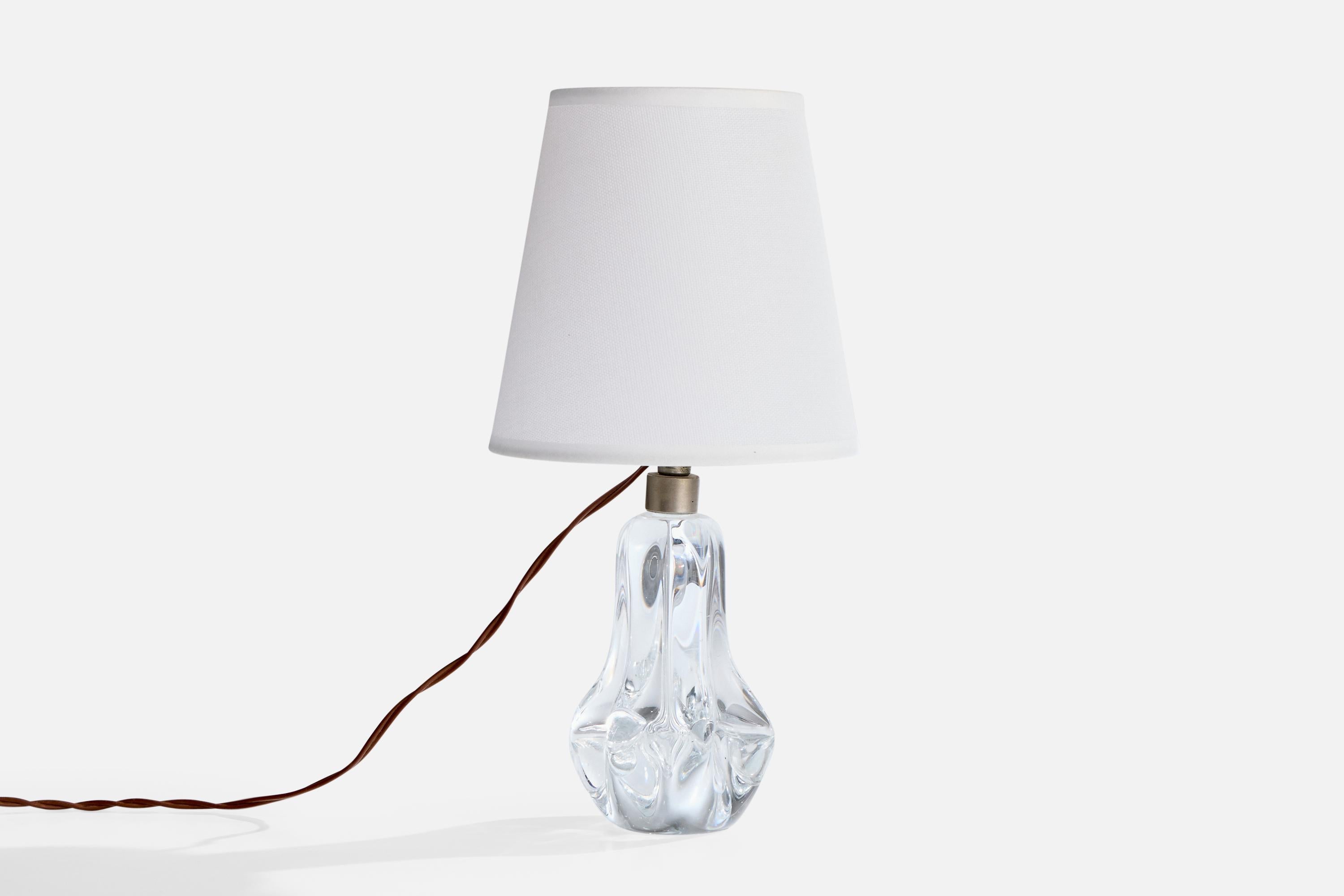Tischlampe aus Glas, weißem Stoff und Metall, entworfen und hergestellt in Frankreich, ca. 1940er Jahre.

Gesamtabmessungen (Zoll): 11,75