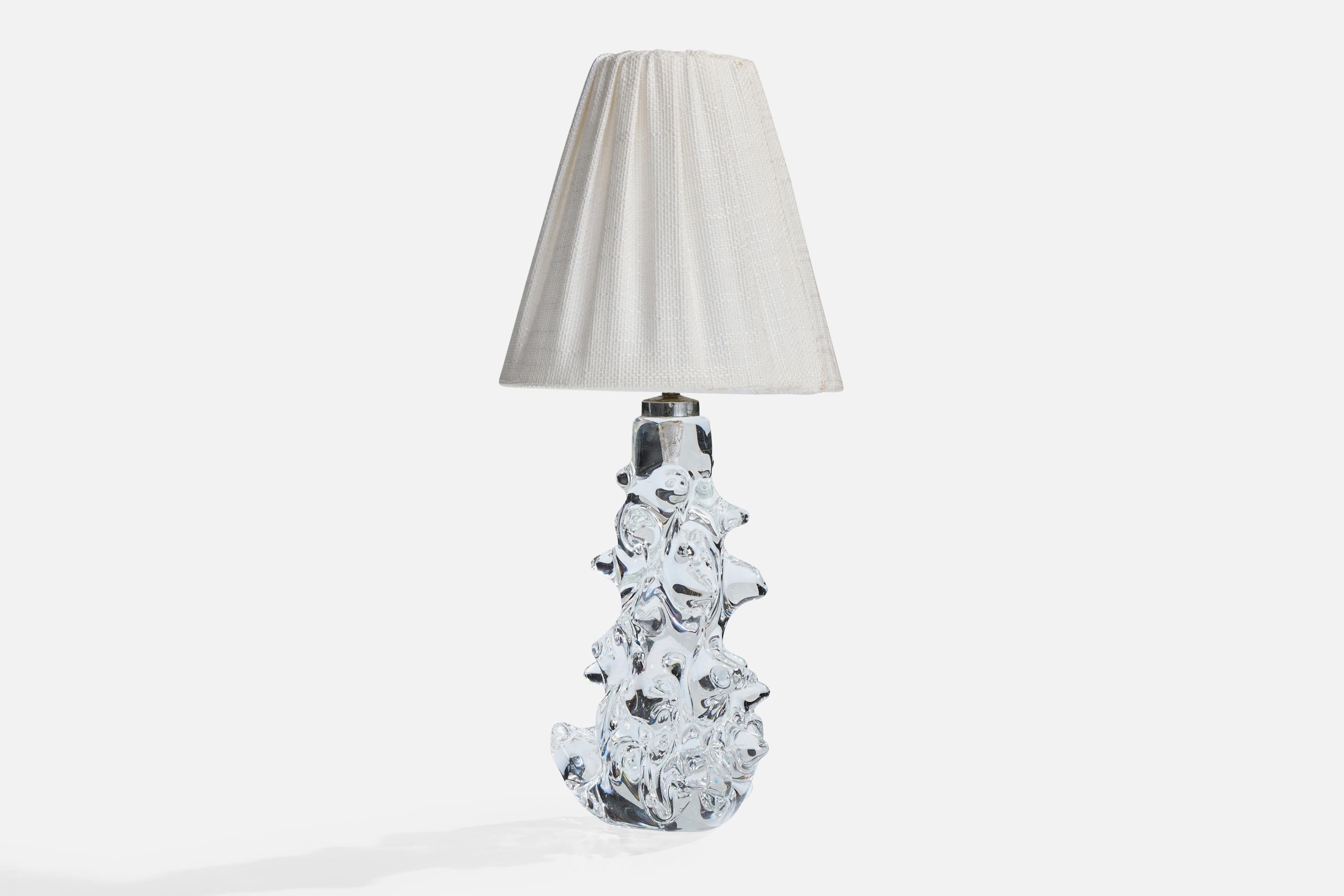 Lampada da tavolo in vetro cristallo, metallo e tessuto bianco progettata e prodotta in Francia, anni '50 circa.

Paralume vintage in discrete condizioni.

Dimensioni del paralume (pollici): 3,875