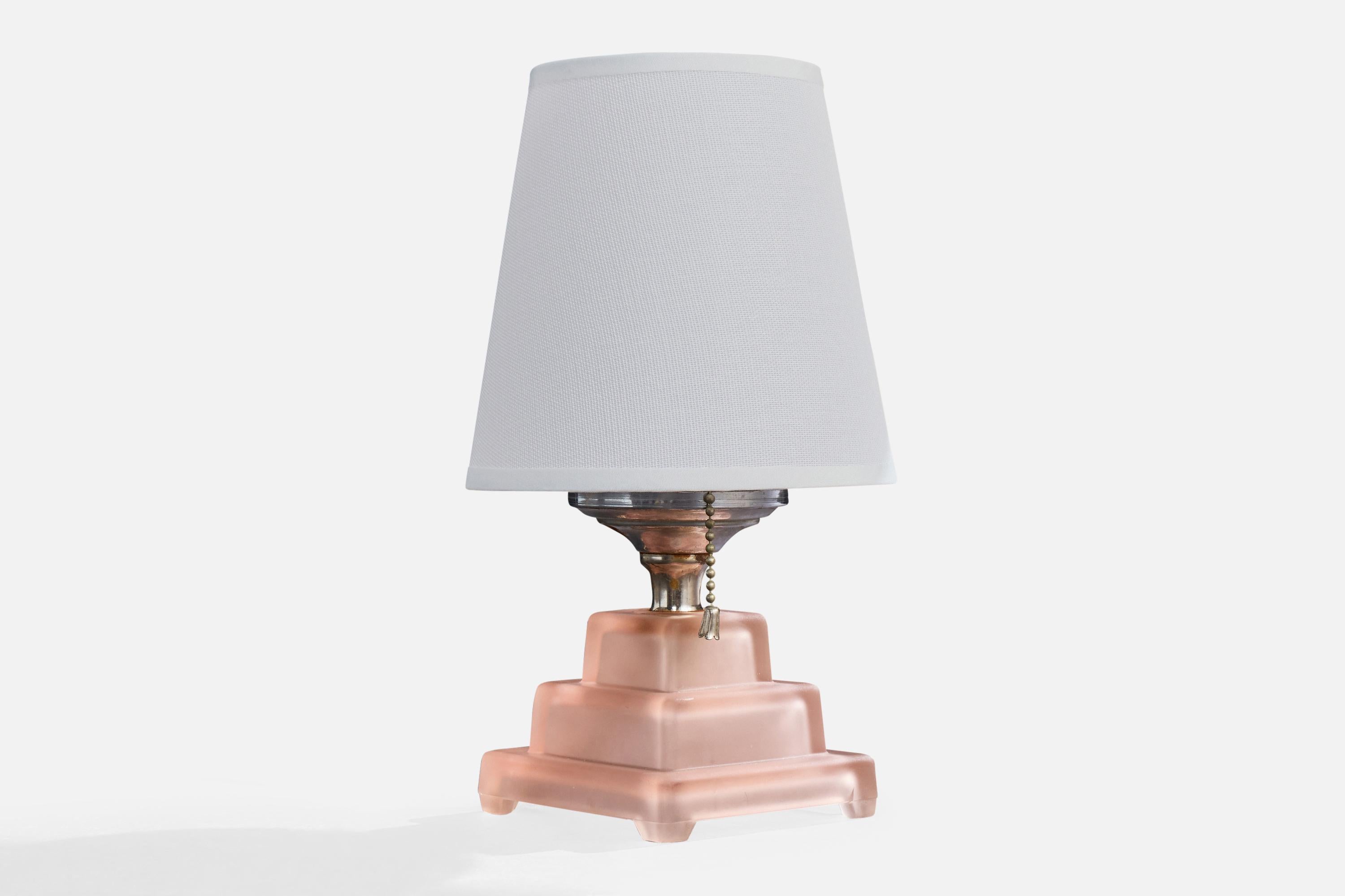 Tischlampe aus rosa Glas, Metall und weißem Stoff, entworfen und hergestellt in Frankreich, ca. 1950er Jahre.

Abmessungen der Lampe mit Schirm (Zoll): 10,5 