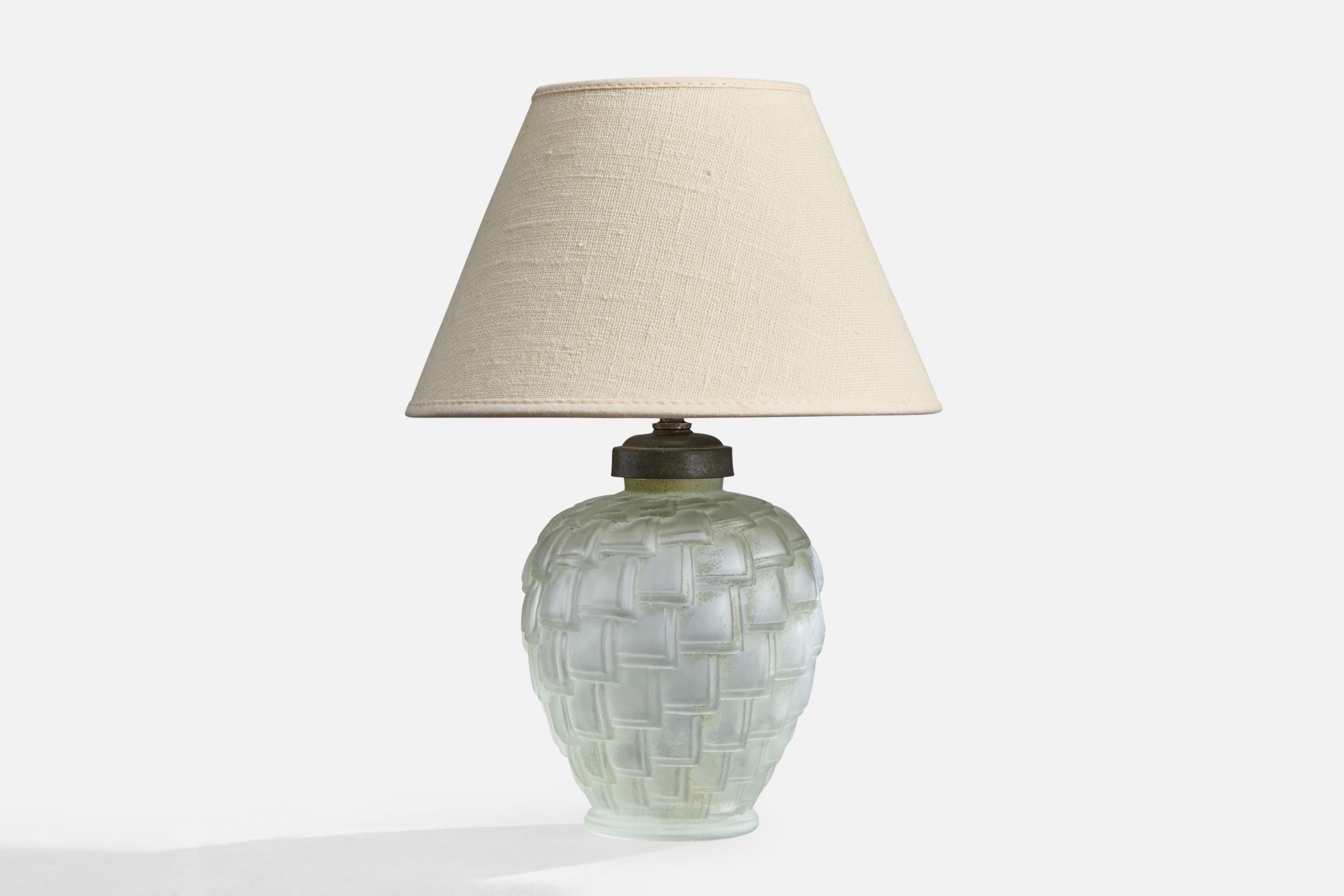 Lampe de table en verre et en métal conçue et produite en France, c. 1940.

Dimensions de la lampe avec abat-jour (pouces) : 11,0