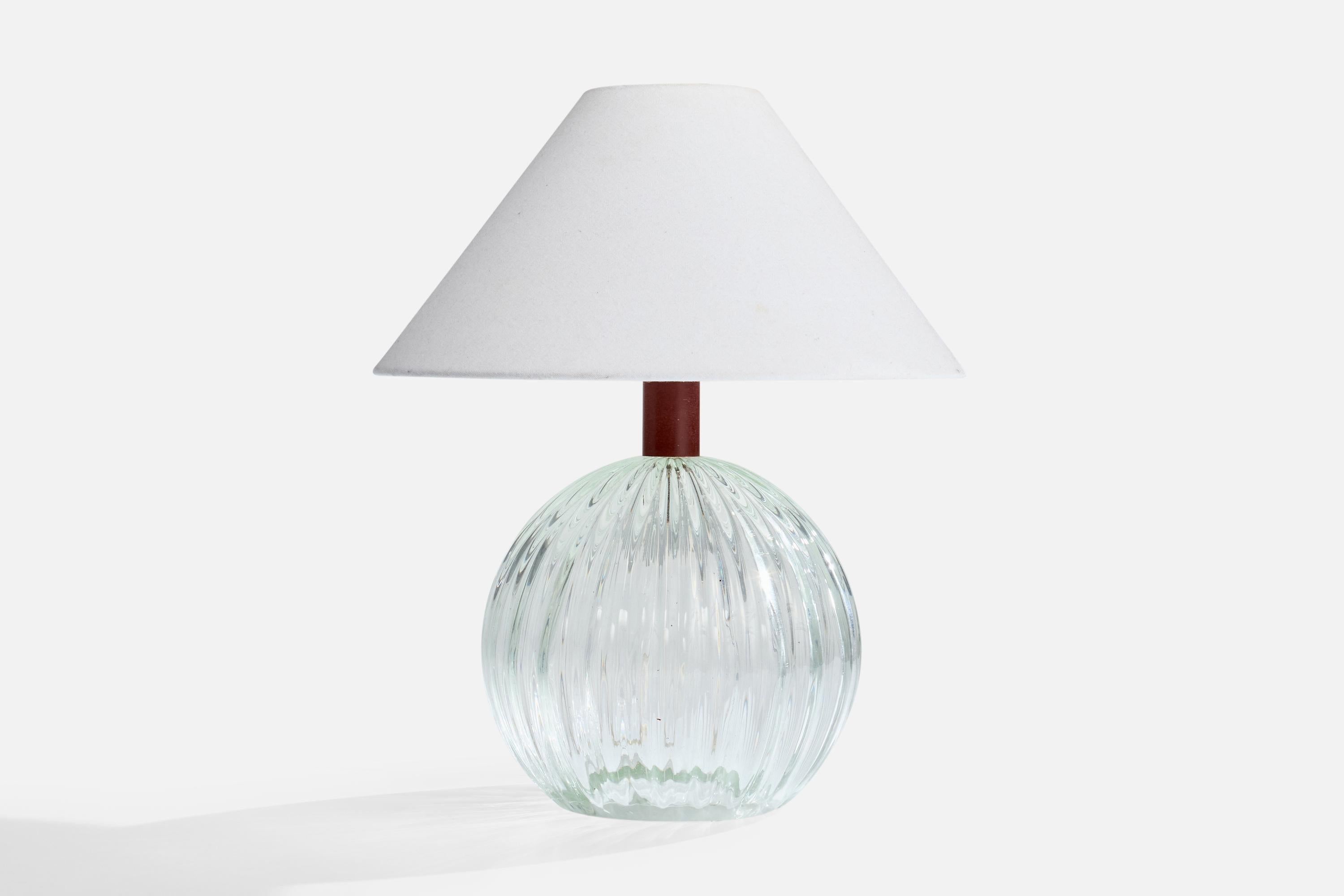 Tischlampe aus Glas und rot lackiertem Metall, wahrscheinlich in Frankreich entworfen und hergestellt, ca. 1950er Jahre.

Abnutzung des Metalls entsprechend dem Alter und dem Gebrauch

Abmessungen des Schirms (Zoll): 4,75