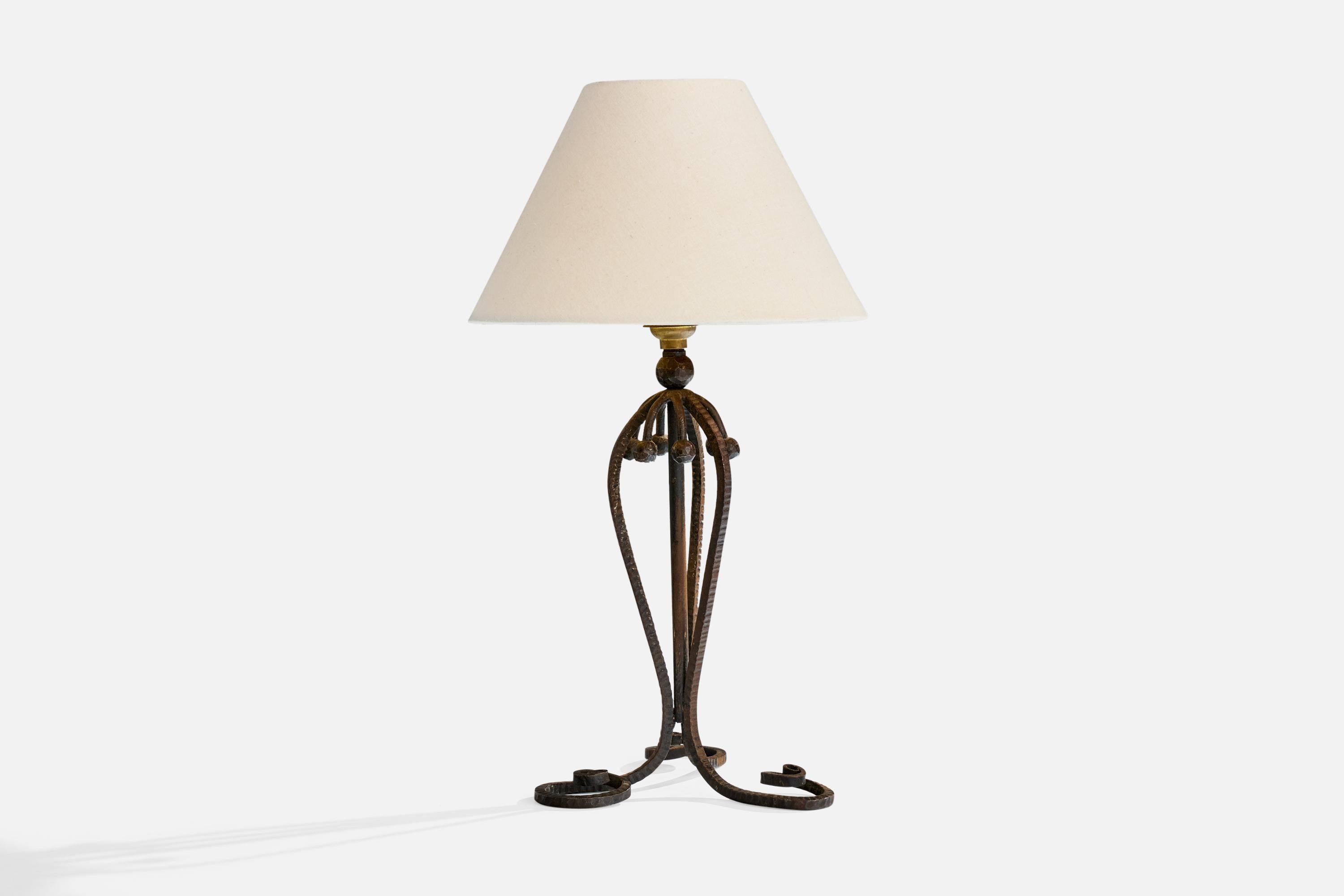 Lampe de table en fer et en laiton conçue et fabriquée en France, c. 1950.

Oxydation présente sur le métal

Usure correspondant à l'âge et à l'usage.

Dimensions de l'abat-jour (pouces) : 3
