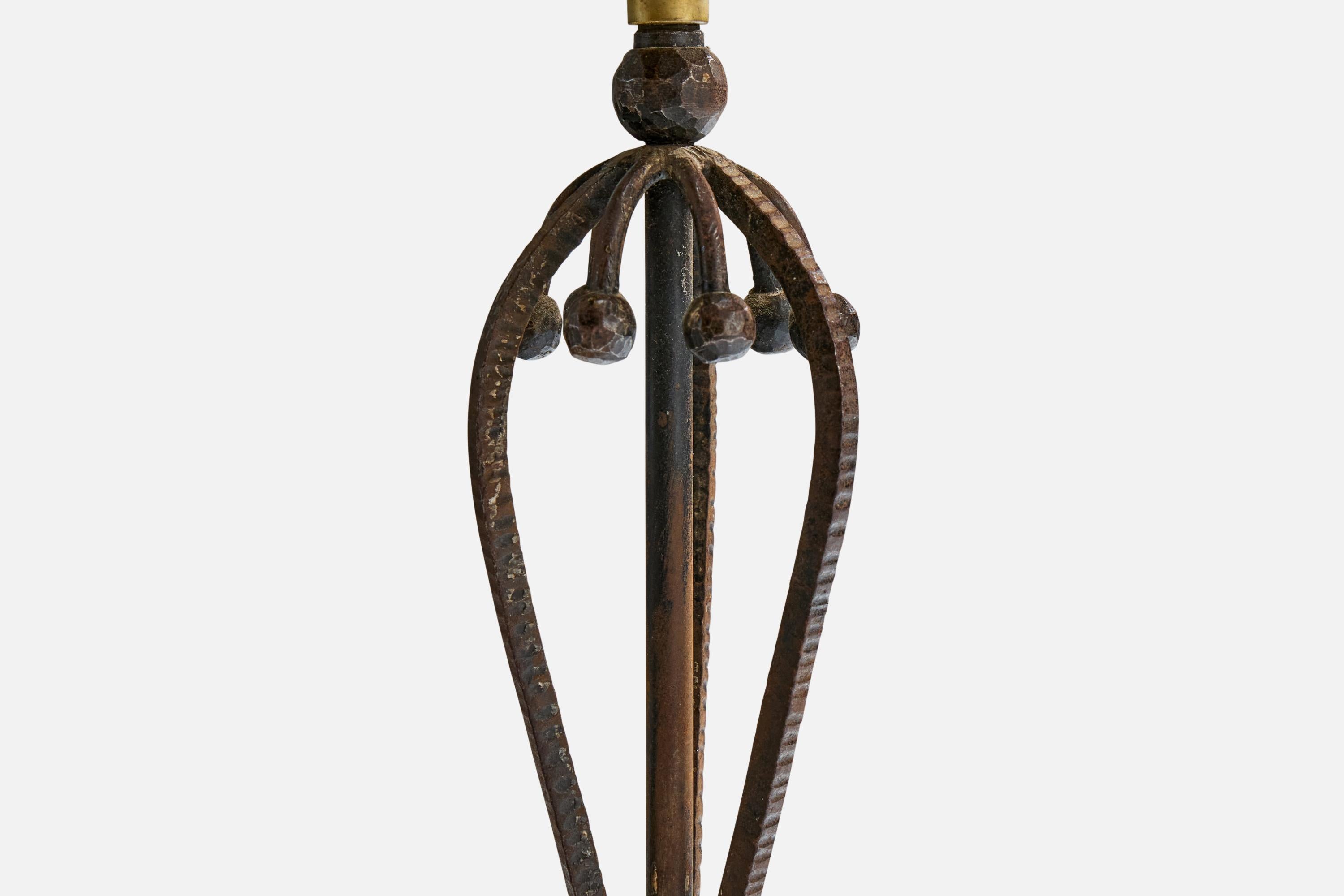 Milieu du XXe siècle Lampe de table de designer français, fer, laiton, France, années 1950 en vente