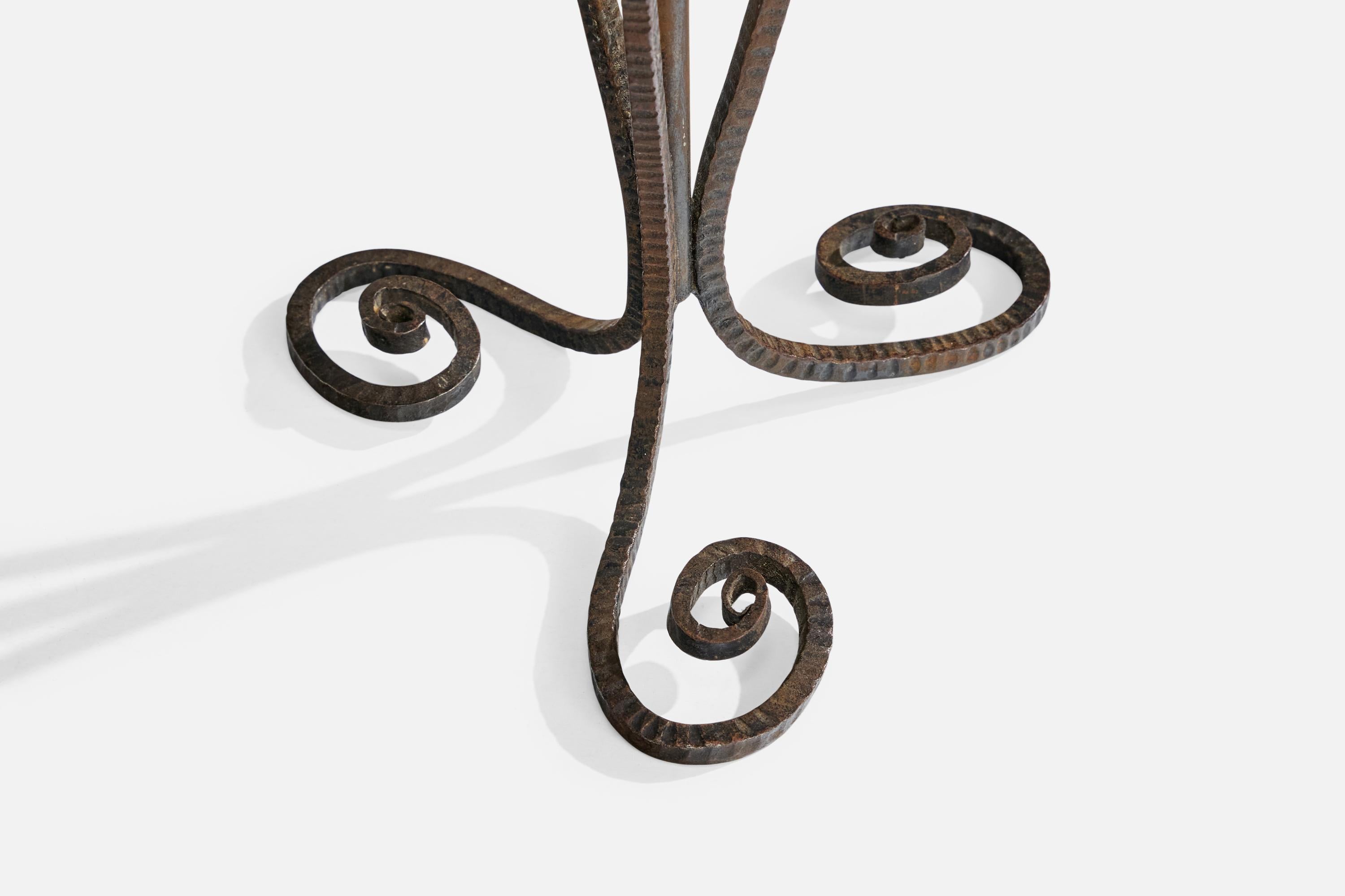 Laiton Lampe de table de designer français, fer, laiton, France, années 1950 en vente
